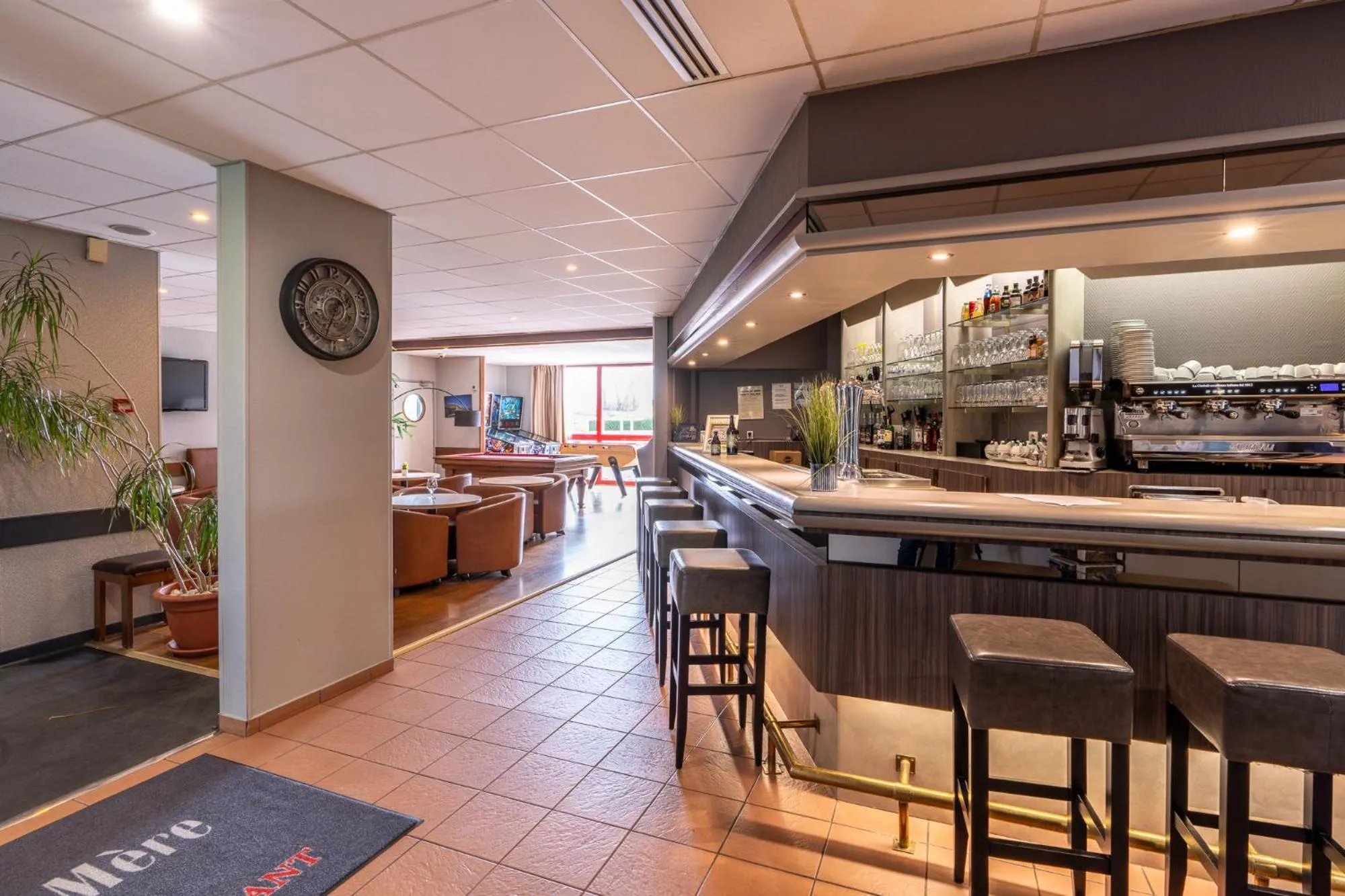 Lounge or bar in Logis Hôtel Restaurant Le Sainte Mère