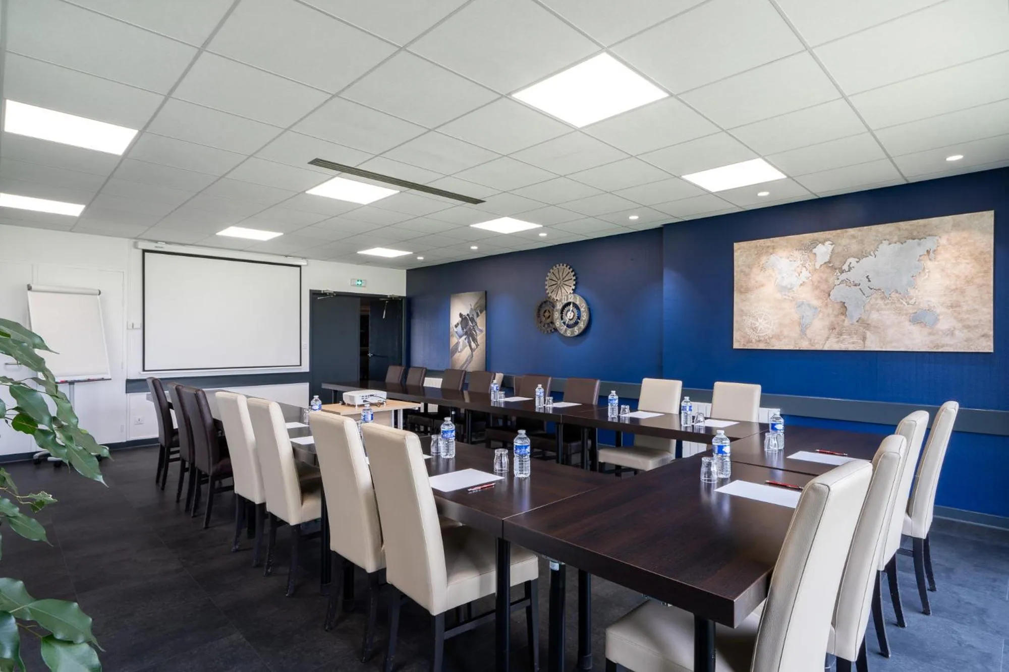 Meeting/conference room in Logis Hôtel Restaurant Le Sainte Mère