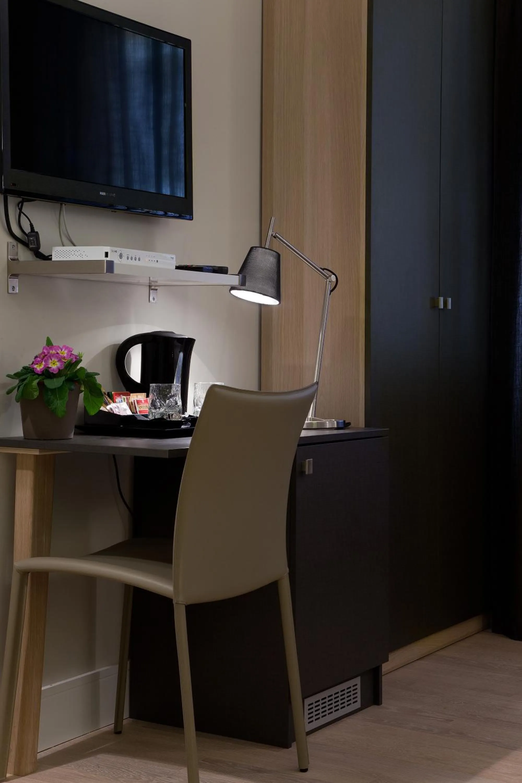 Coffee/tea facilities in Regola Suite