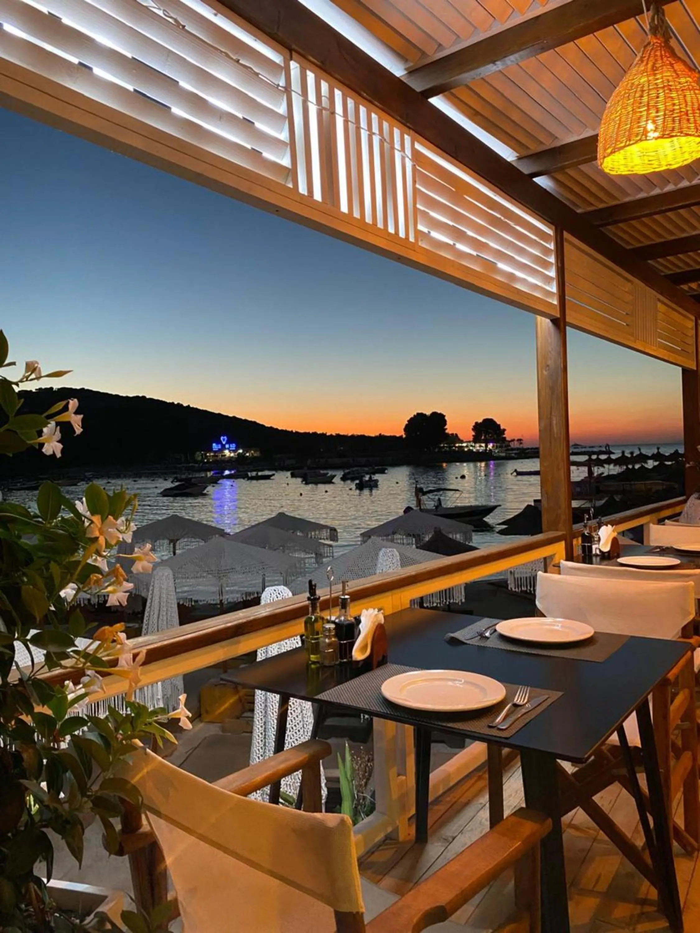 Restaurant/places to eat in HOTEL DENOEL