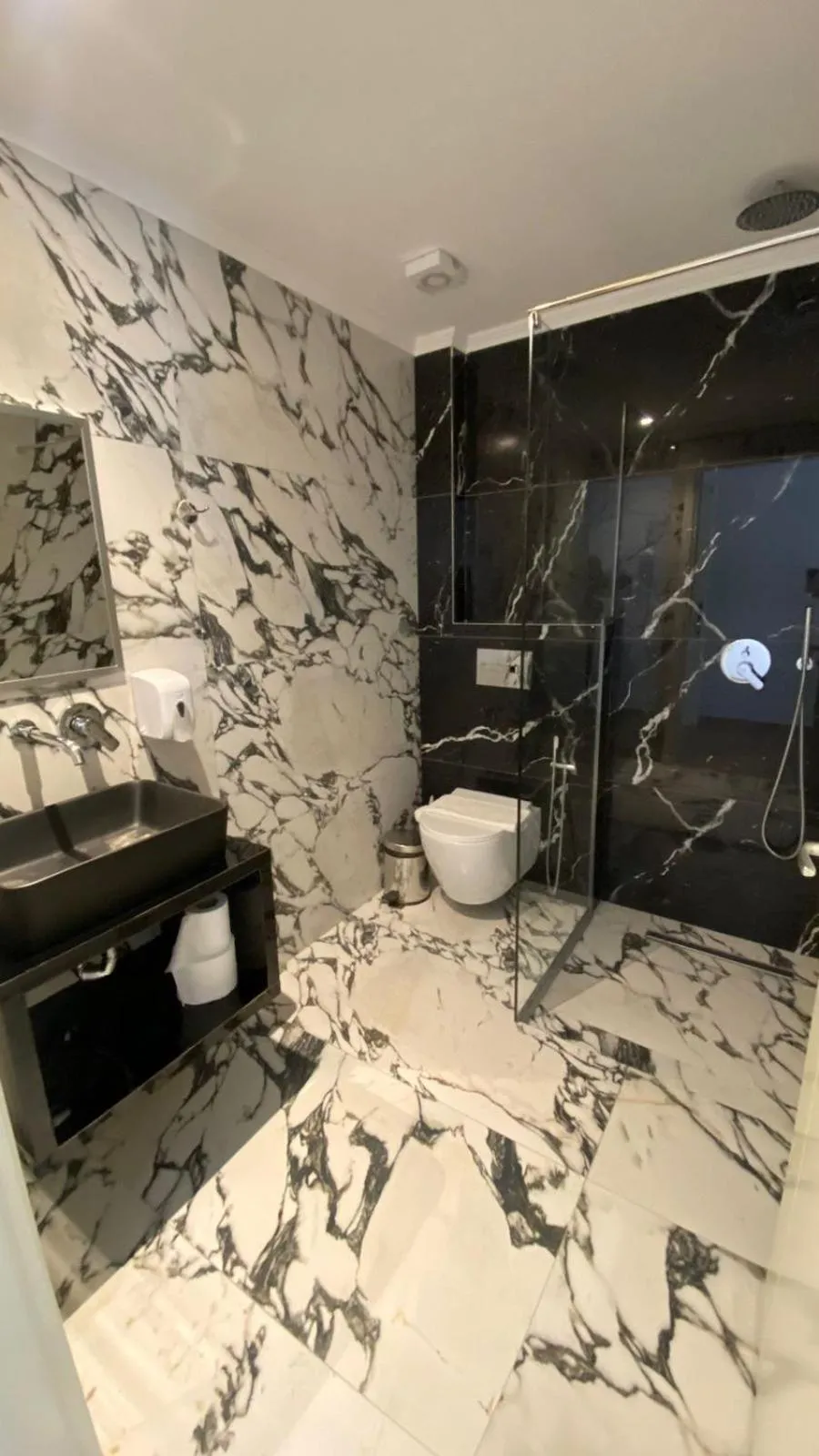 Shower in HOTEL DENOEL