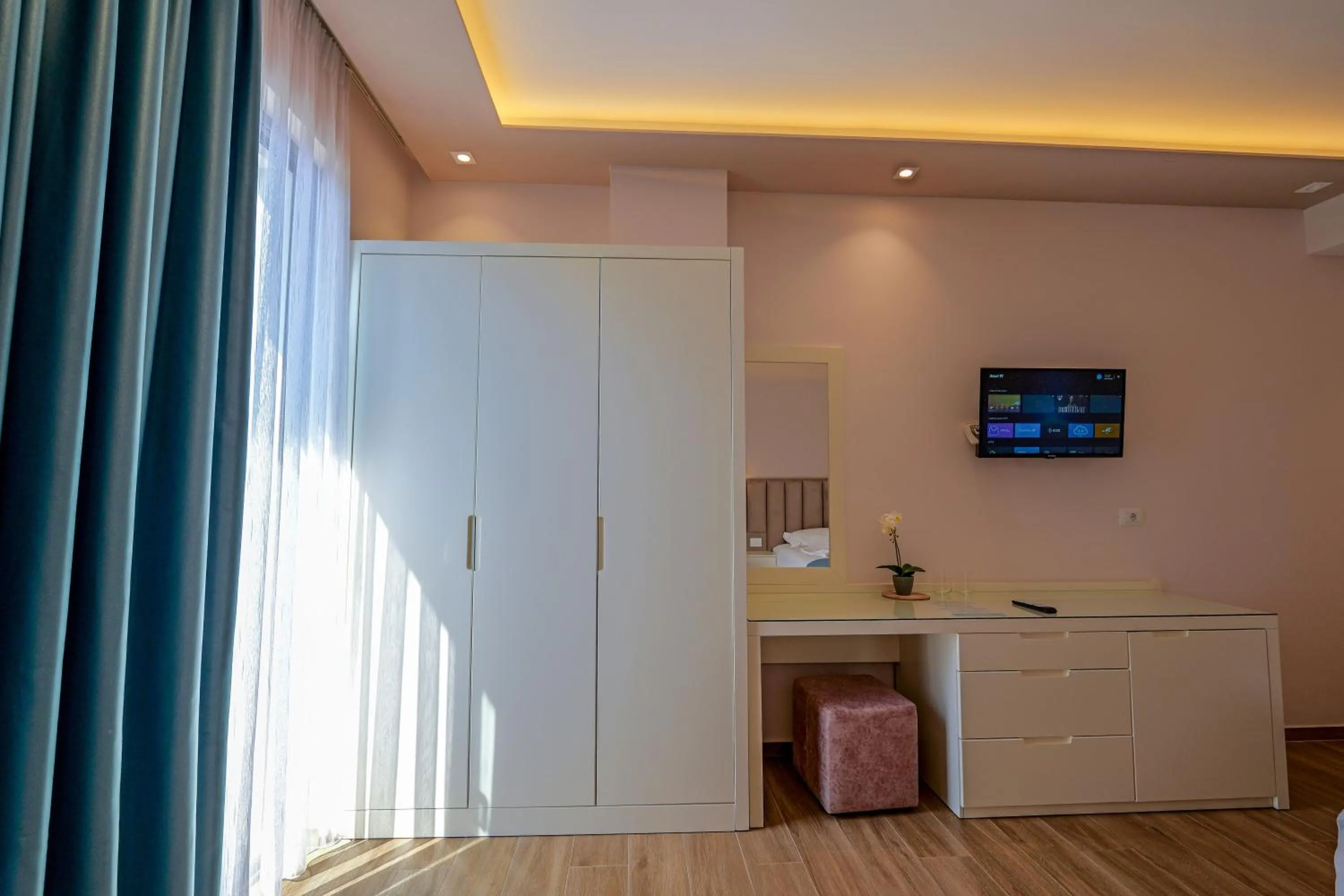 wardrobe in HOTEL DENOEL