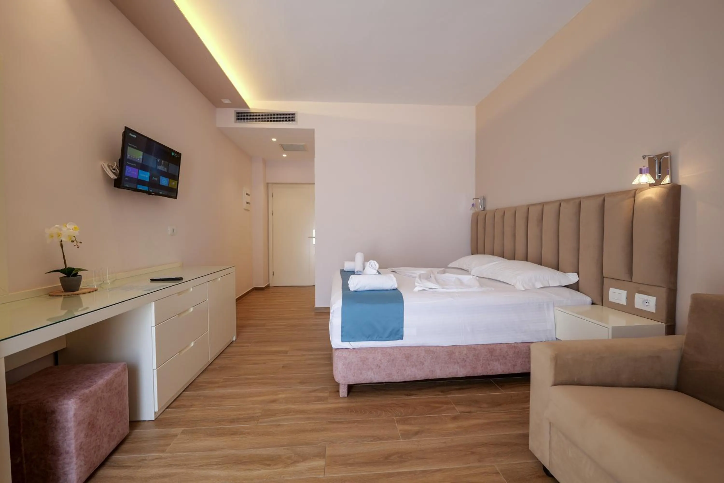 Photo of the whole room, Bed in HOTEL DENOEL