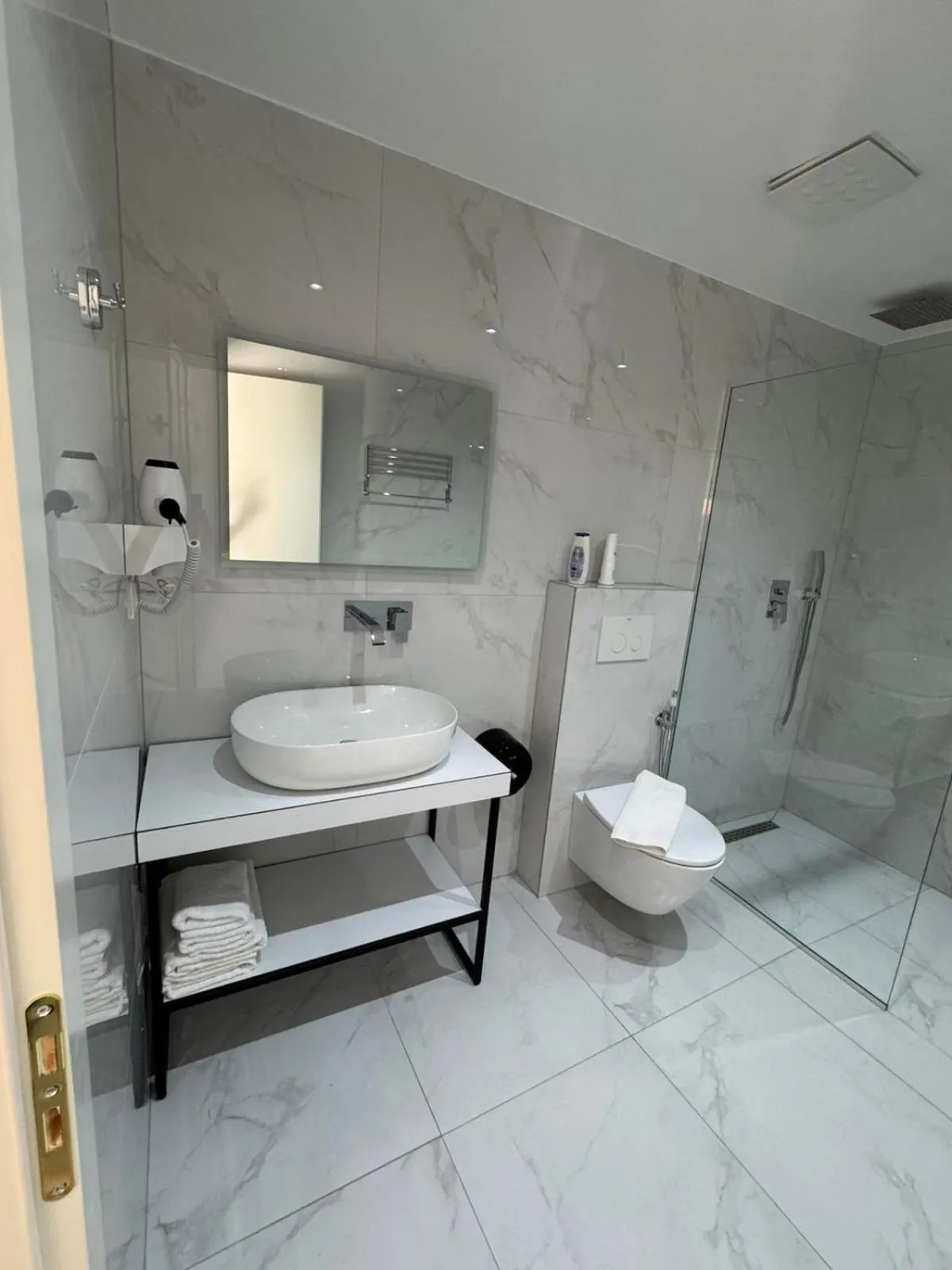 Shower in HOTEL DENOEL