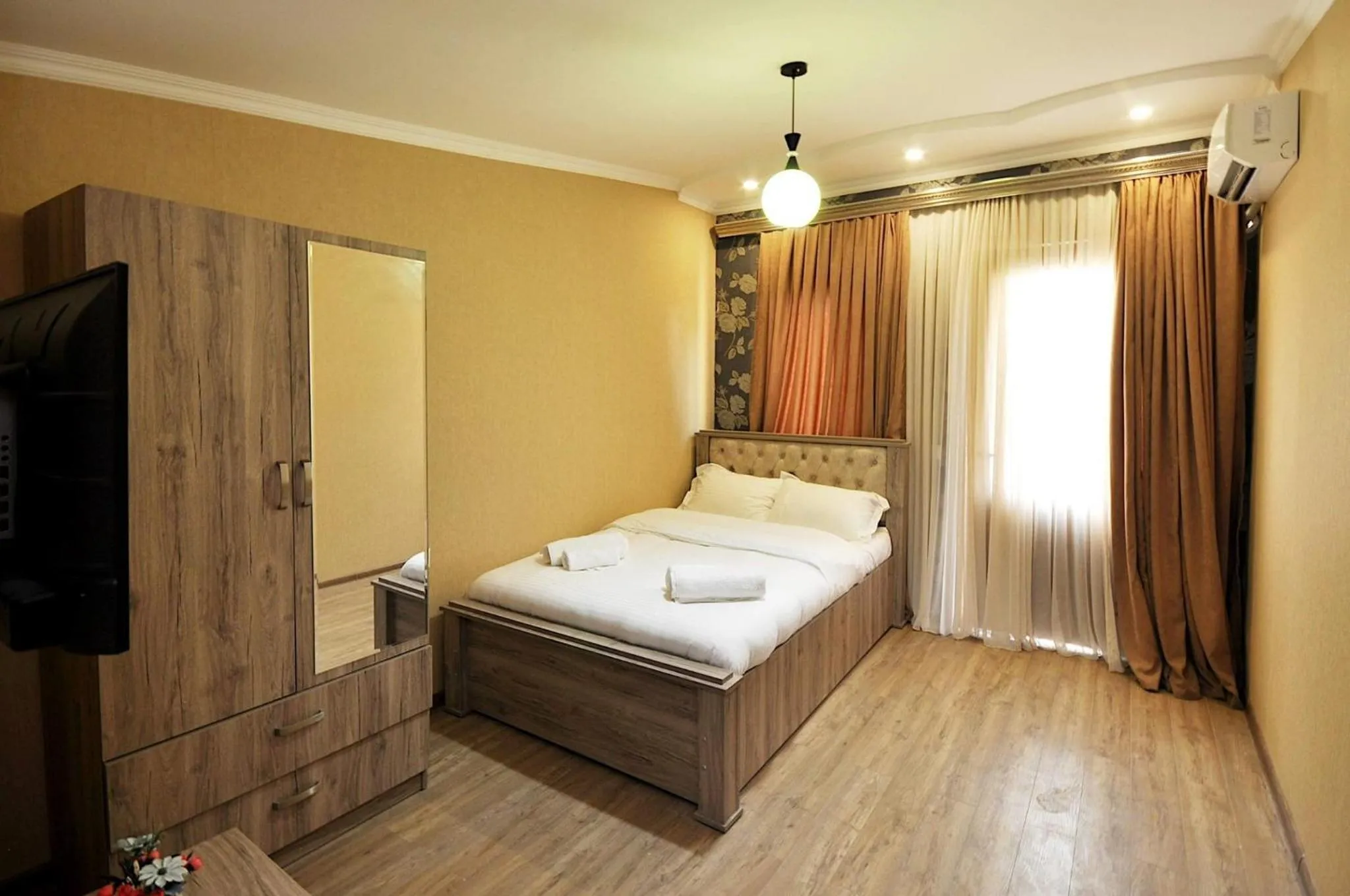 Communal lounge/ TV room, Bed in BERIKA HOUSE