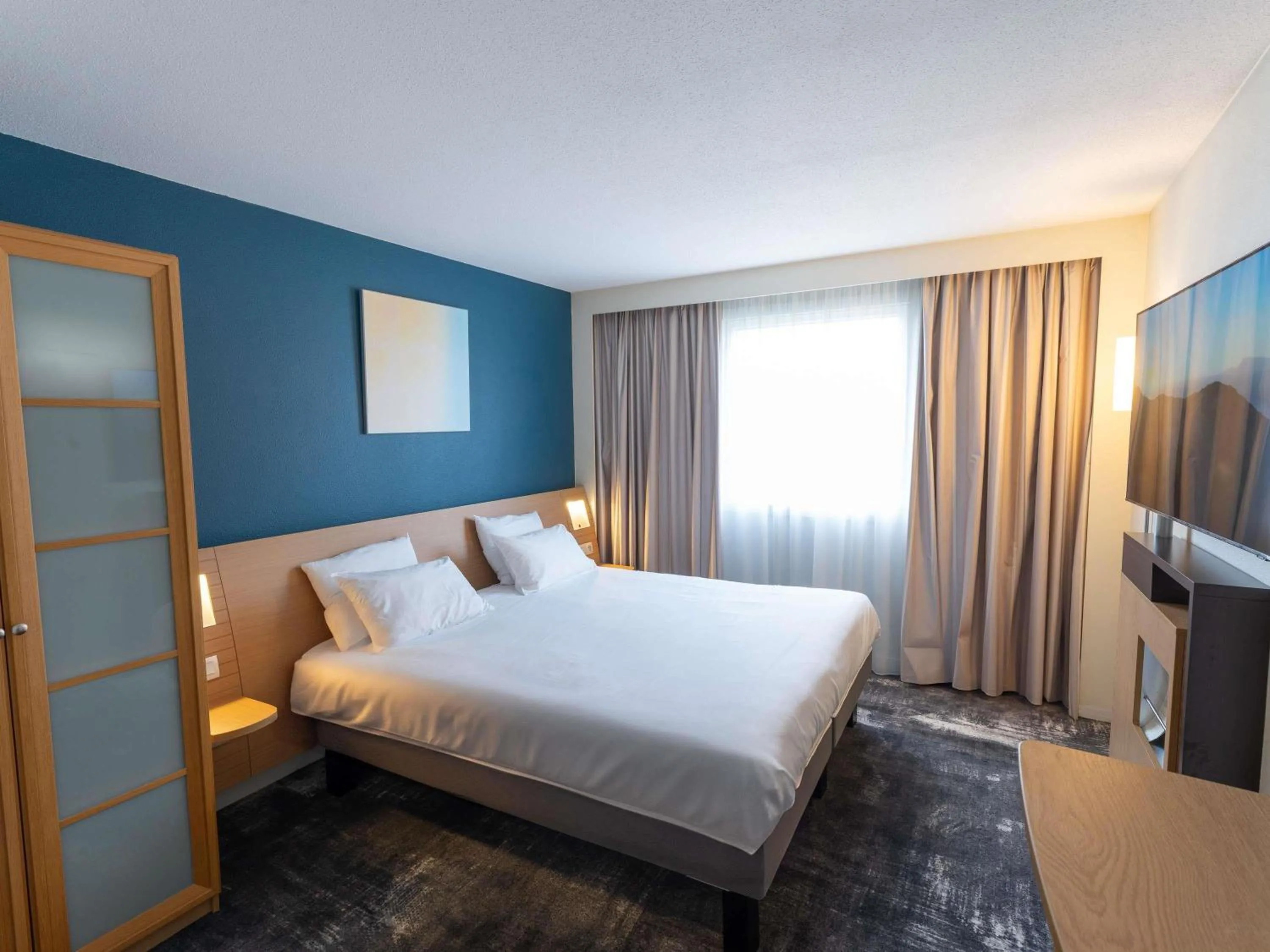 Bedroom, Bed in Novotel Nantes Centre Bord de Loire