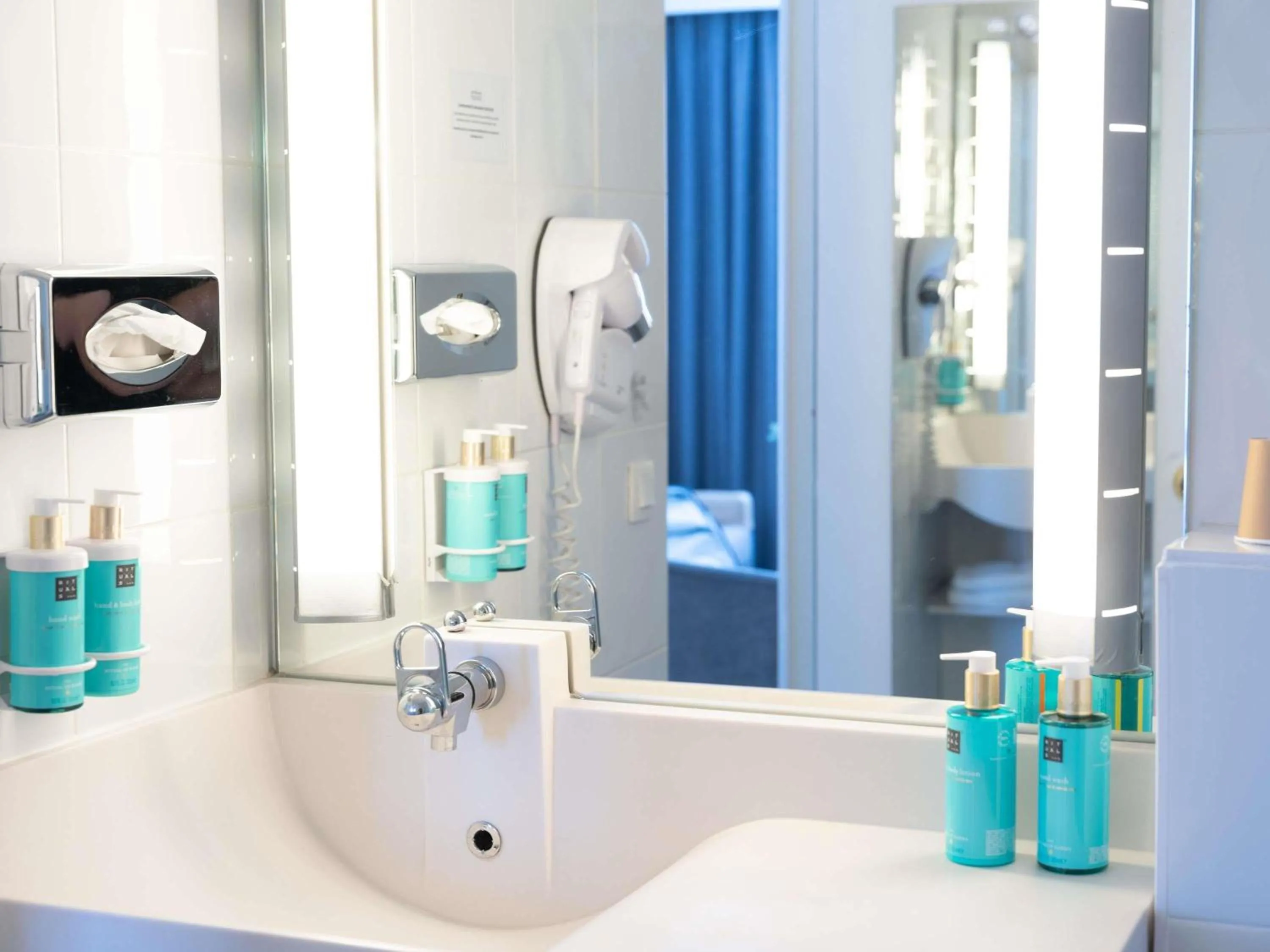 Bedroom in Novotel Nantes Centre Bord de Loire