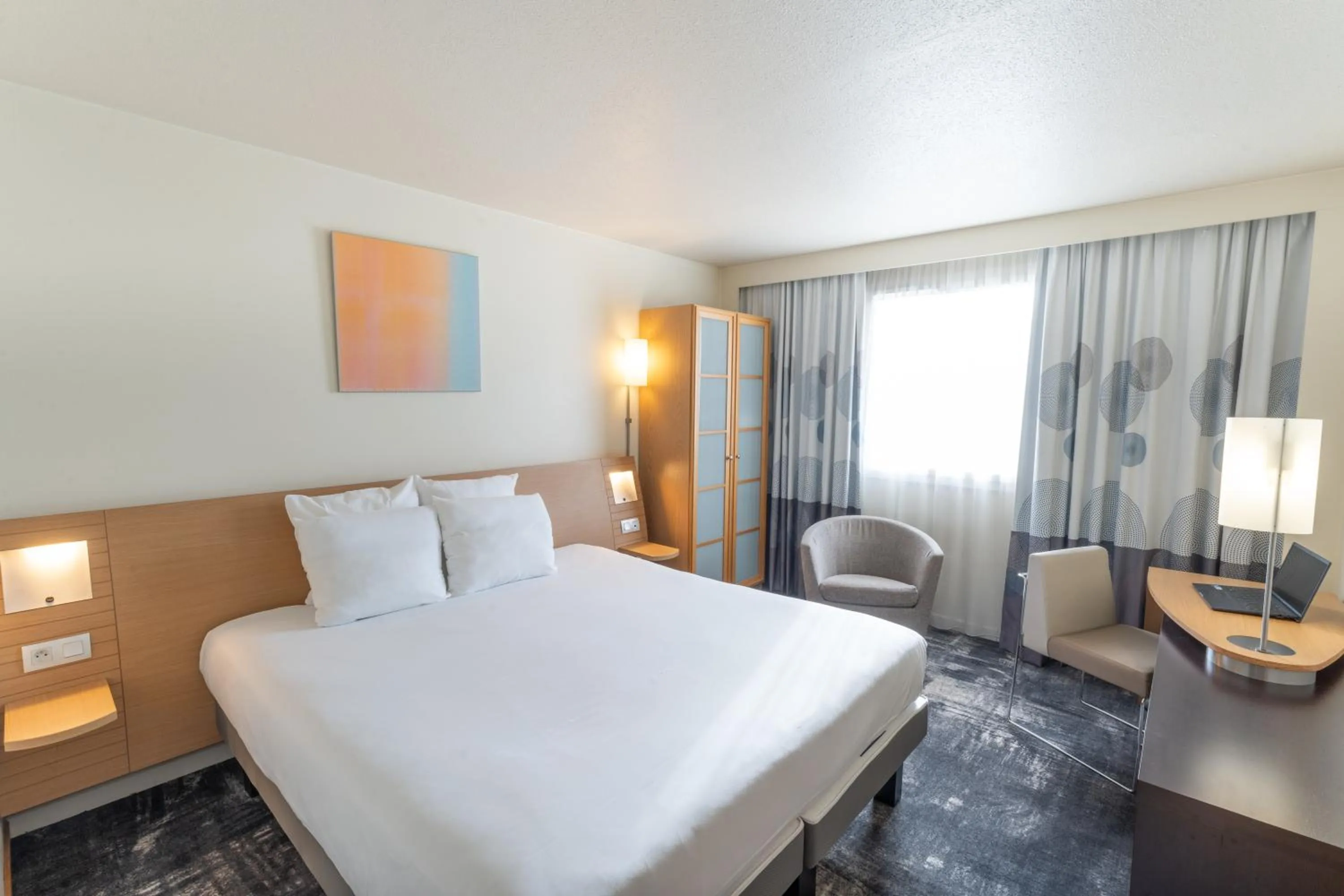 Bedroom, Bed in Novotel Nantes Centre Bord de Loire