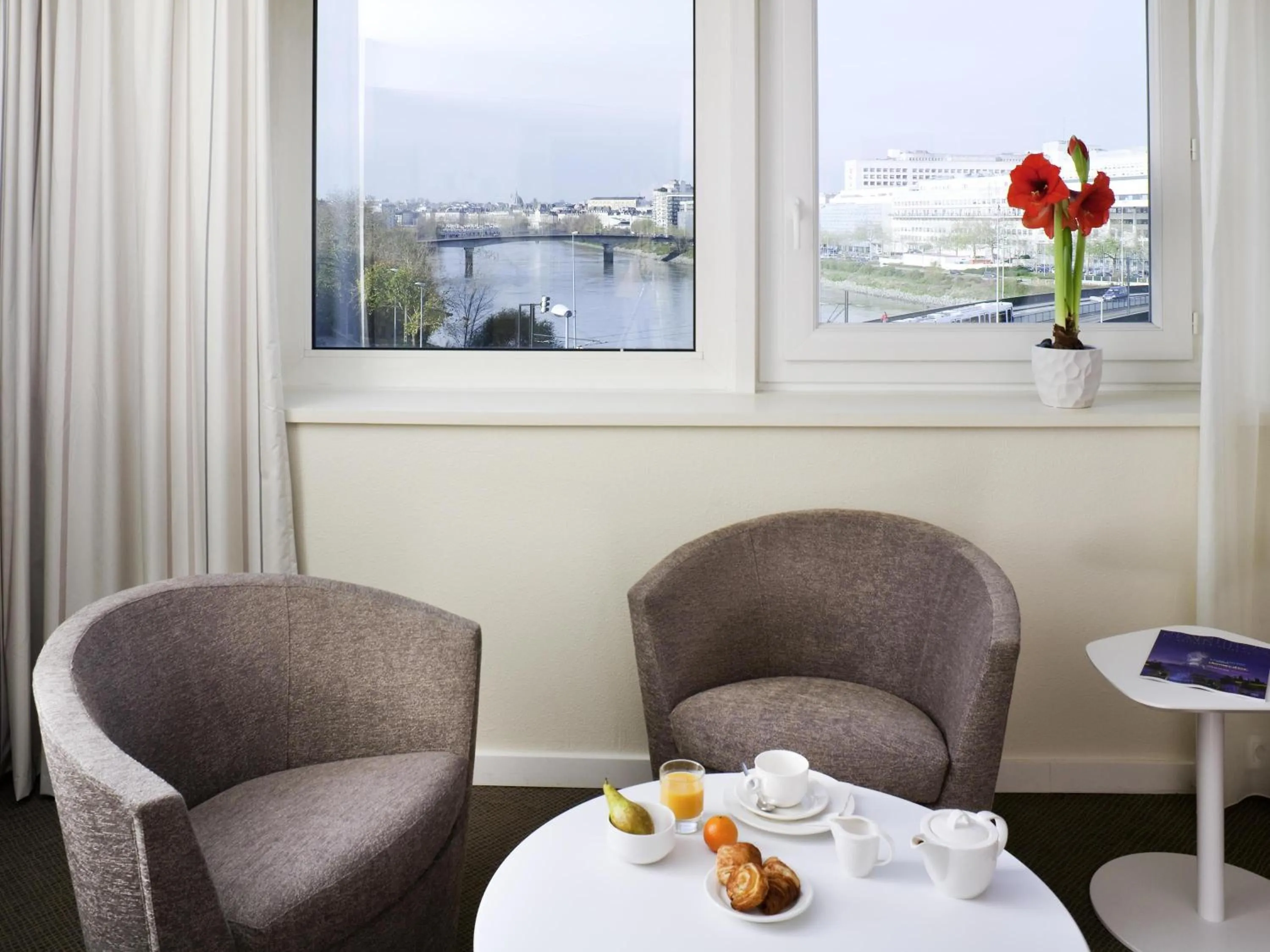 Bedroom in Novotel Nantes Centre Bord de Loire