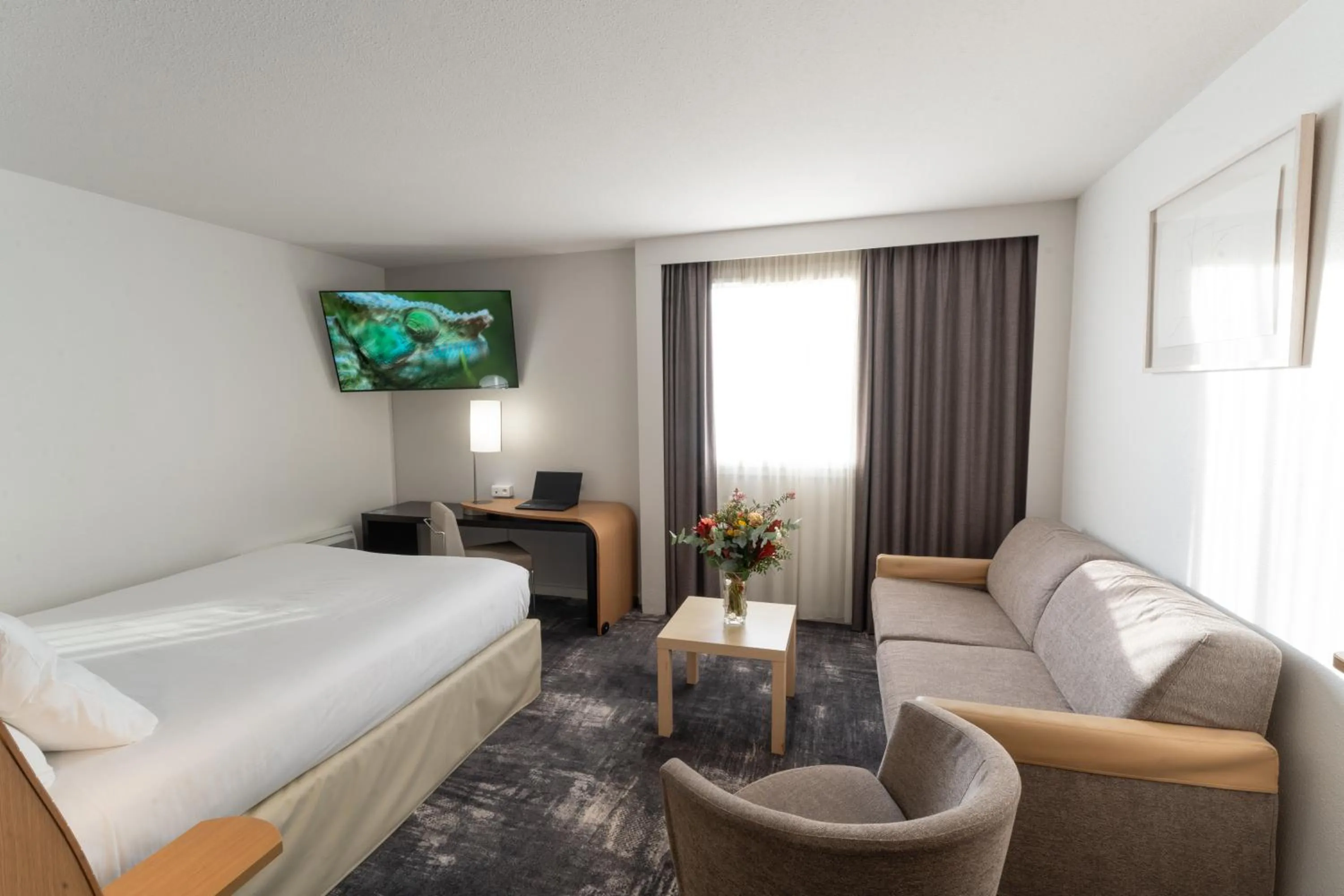 Photo of the whole room, Bed in Novotel Nantes Centre Bord de Loire