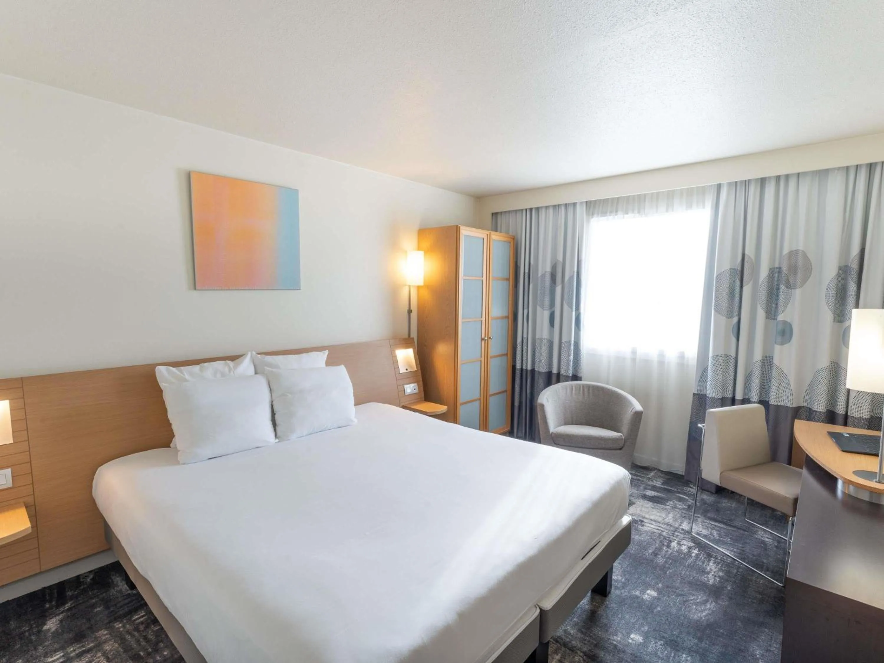 Bedroom, Bed in Novotel Nantes Centre Bord de Loire