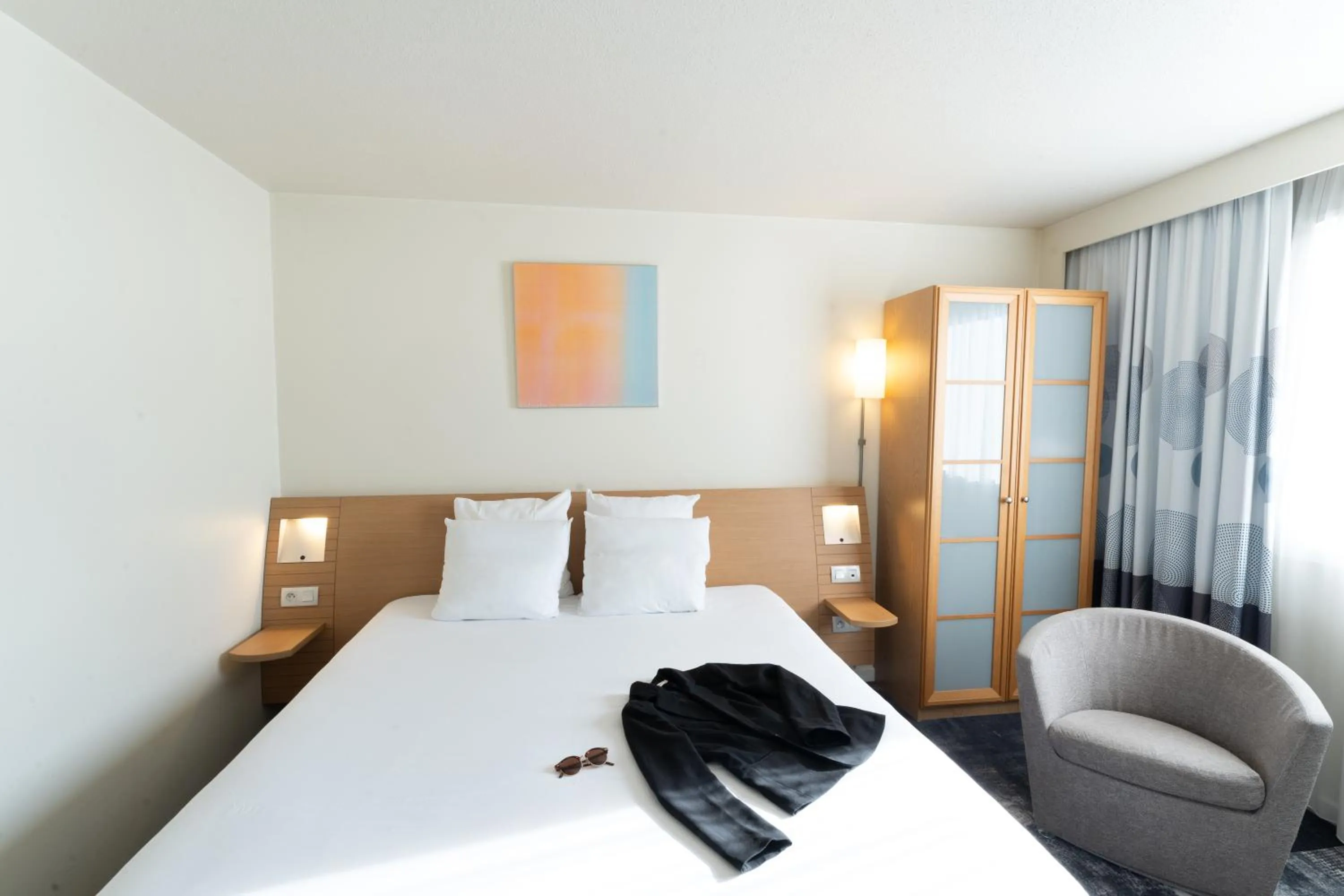 Bedroom, Bed in Novotel Nantes Centre Bord de Loire