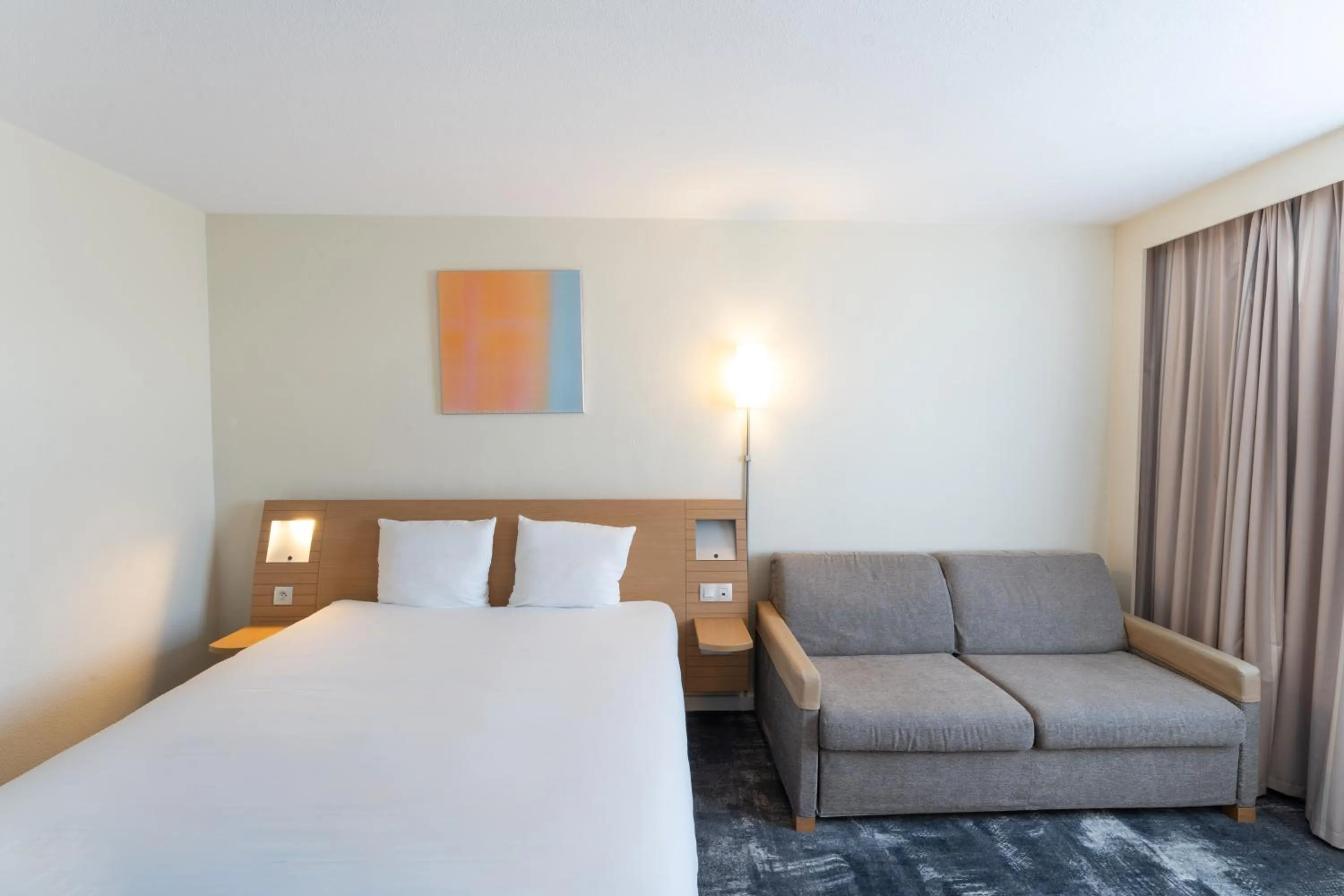 Bedroom, Bed in Novotel Nantes Centre Bord de Loire