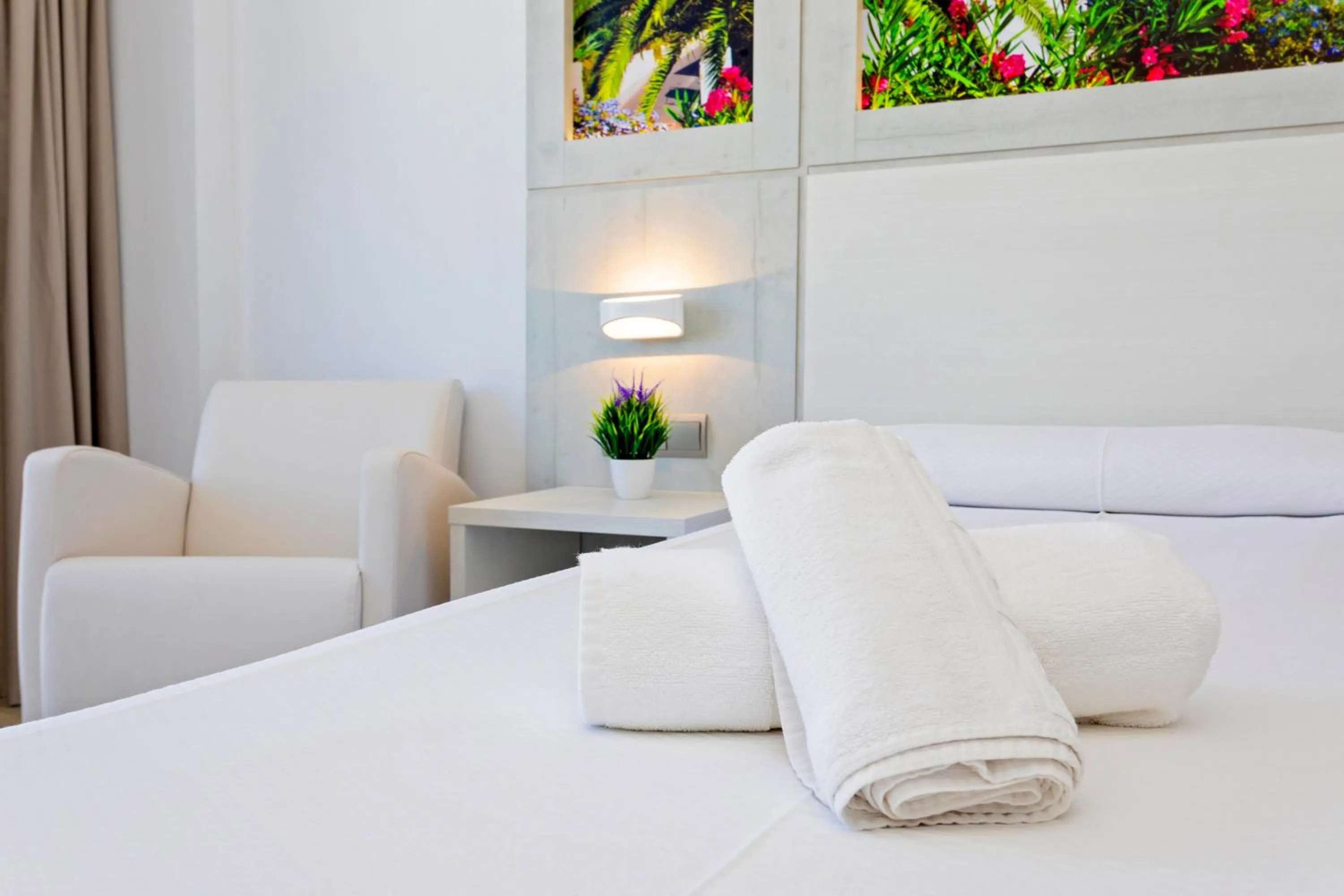 Bedroom, Bed in Hostal Molins Park