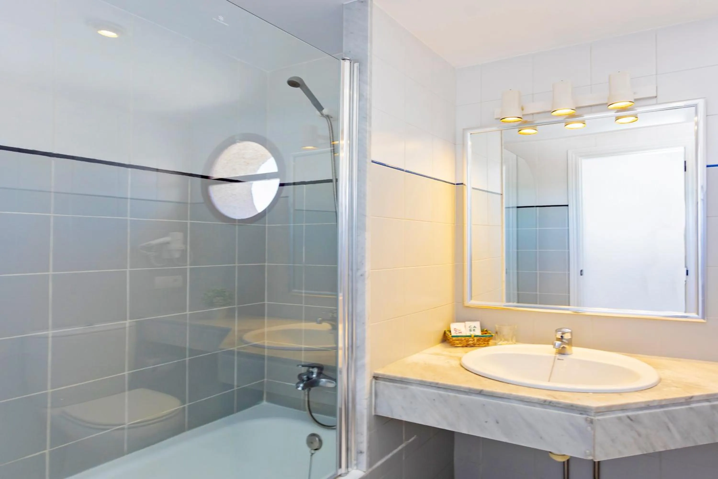 Bathroom in Hostal Molins Park