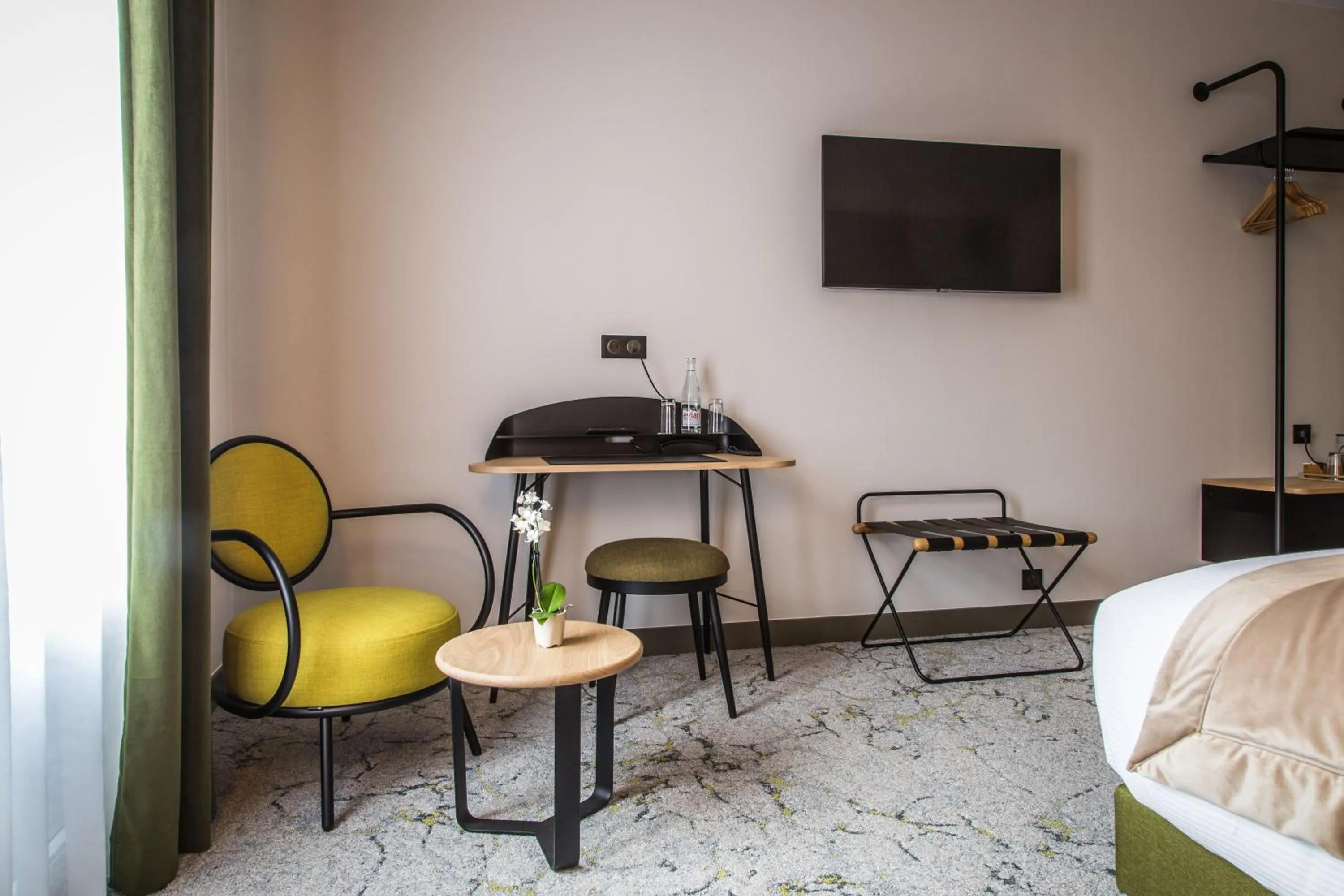 Seating area, Bed in Best Western Le Relais du Vigneron