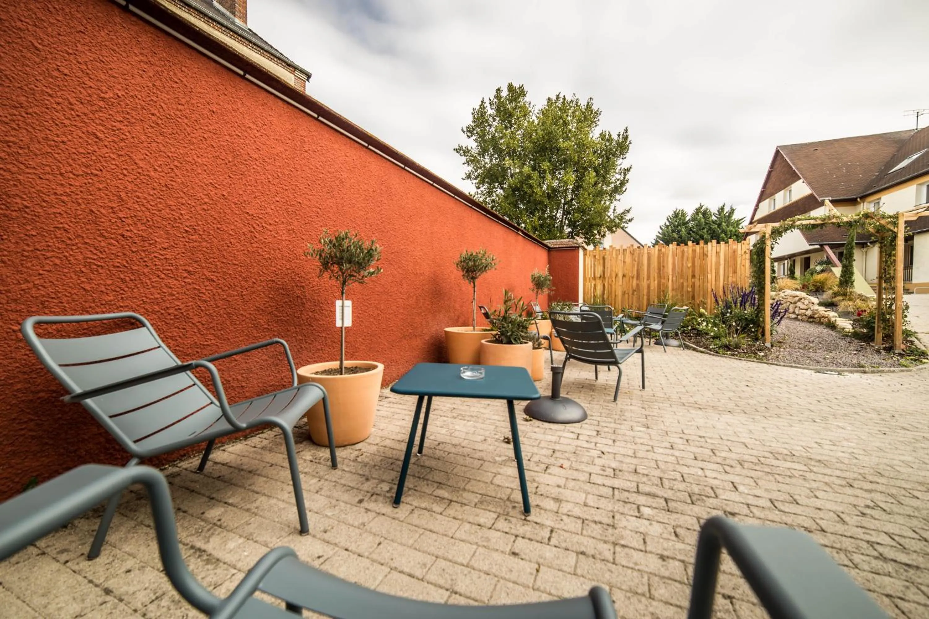 Patio in Best Western Le Relais du Vigneron