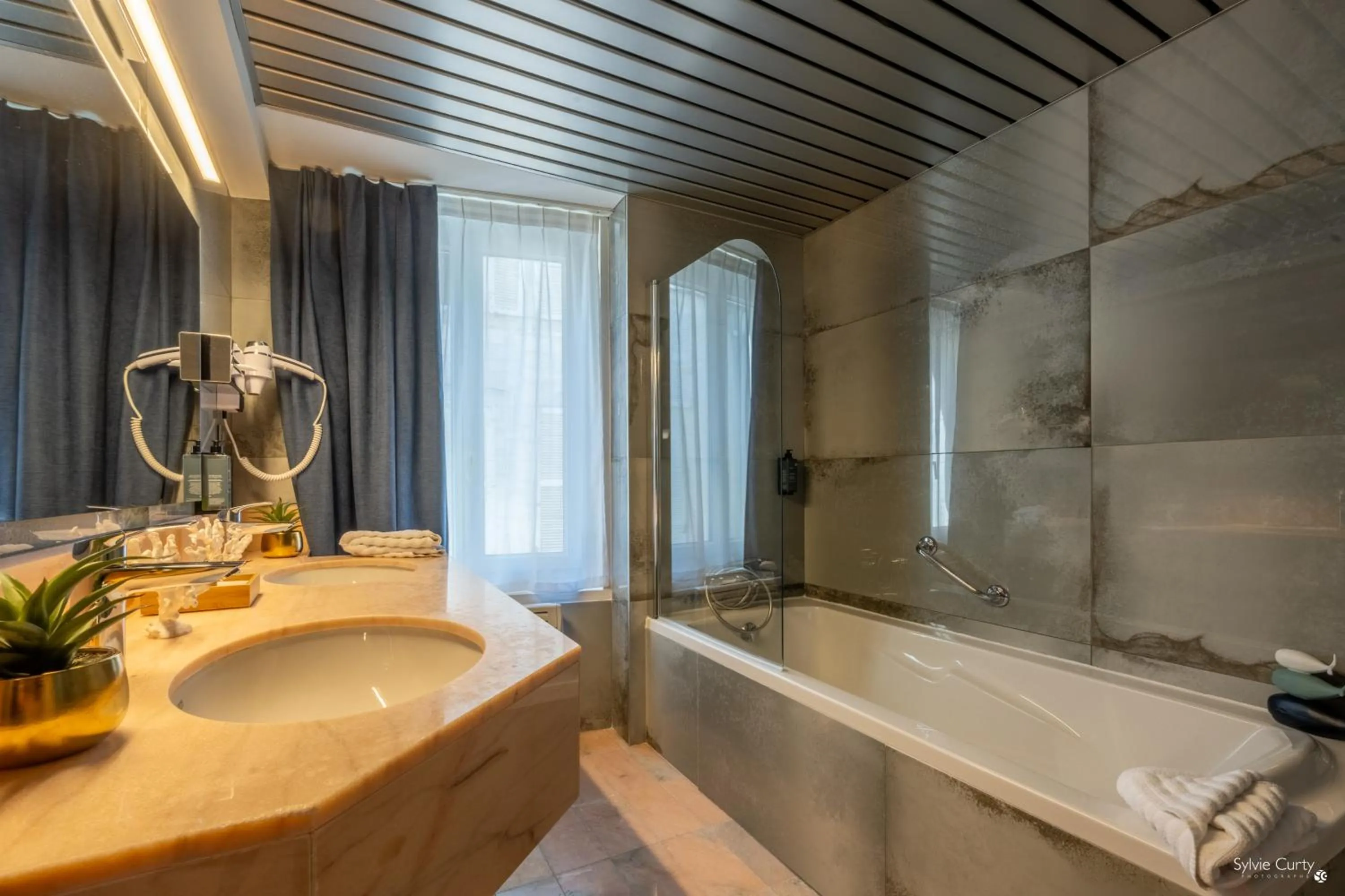 Bathroom in Hôtel Le Yachtman, The Originals Collection