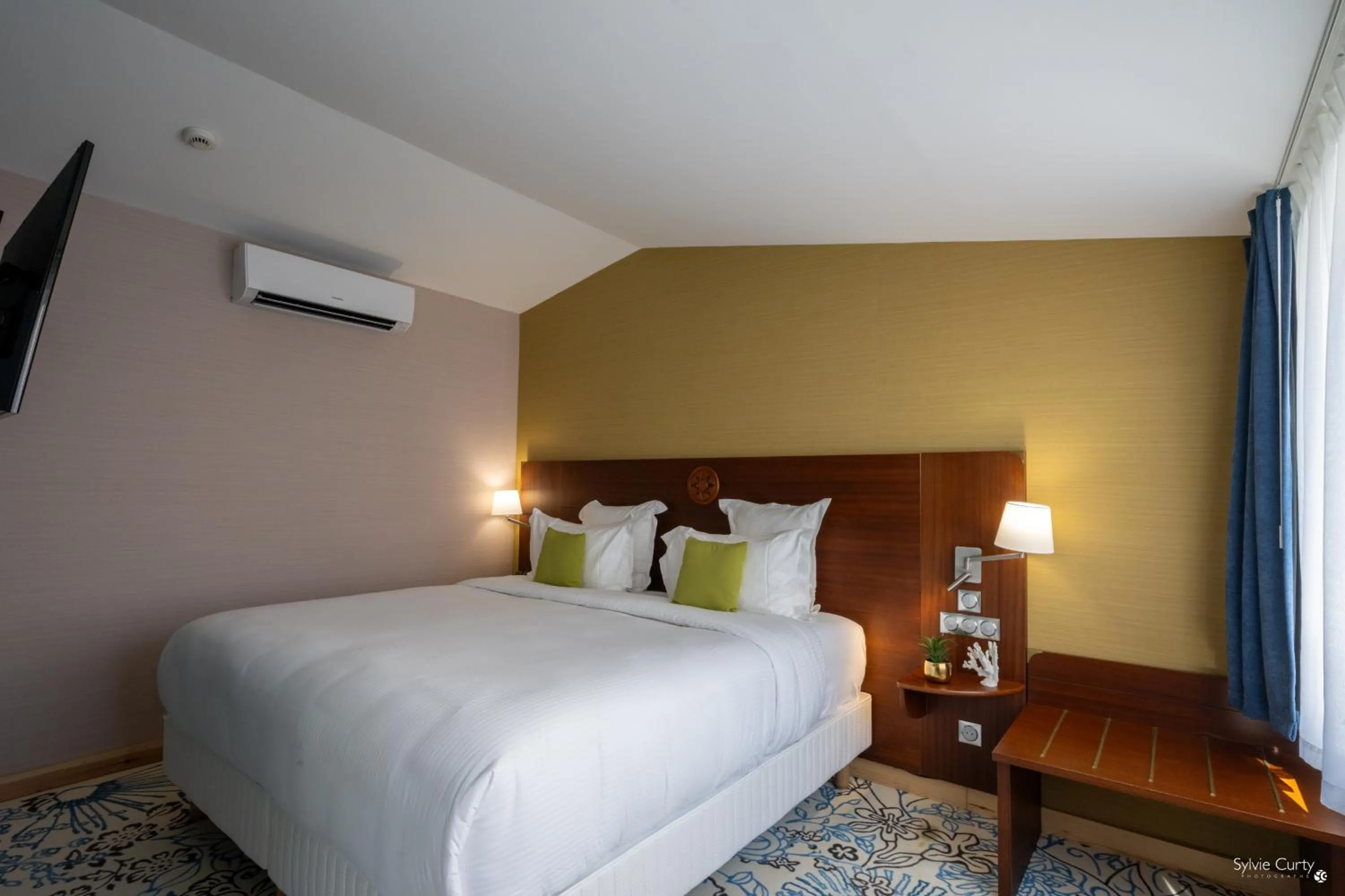 Bedroom, Bed in Hôtel Le Yachtman, The Originals Collection