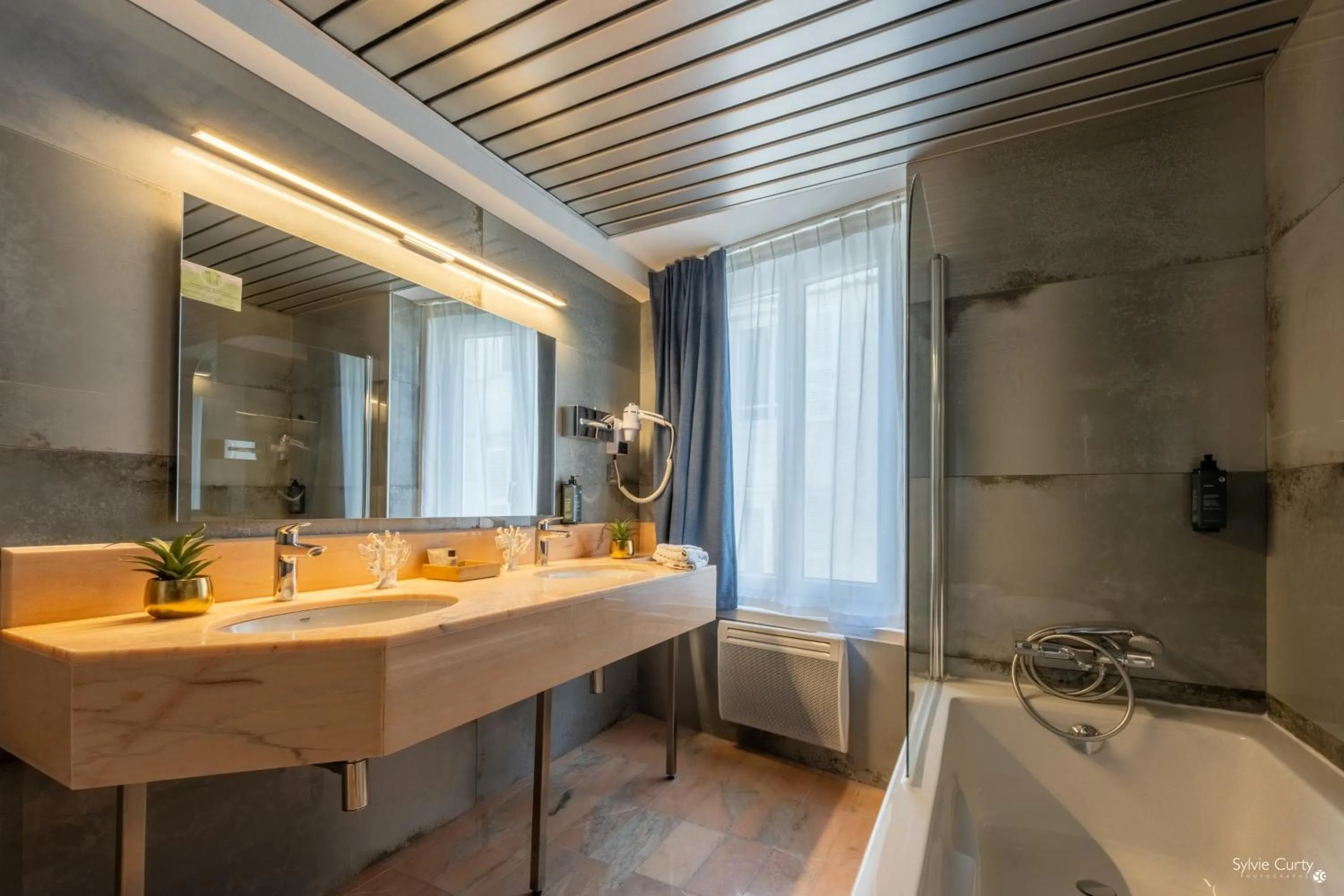 Bathroom in Hôtel Le Yachtman, The Originals Collection