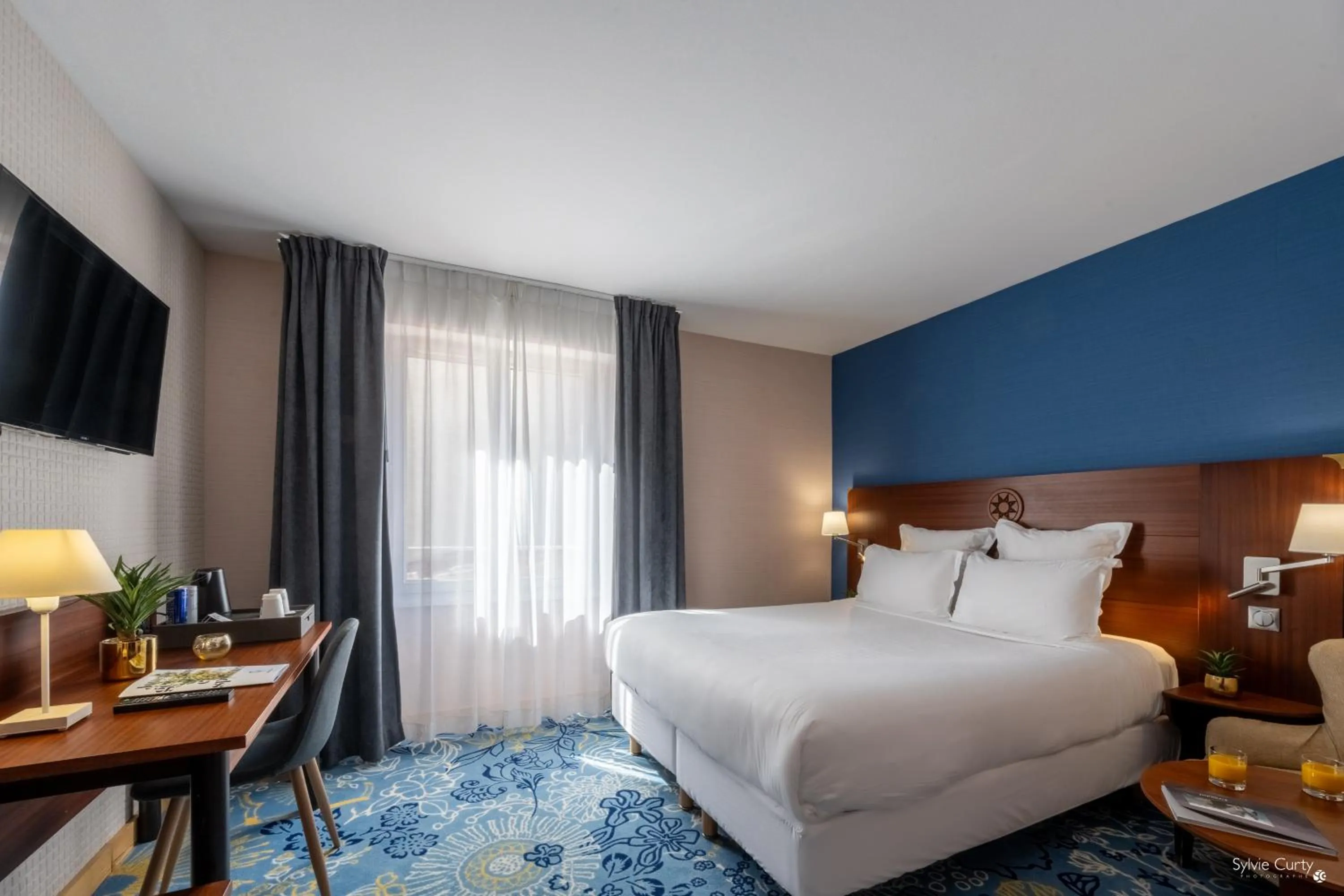 Bedroom, Bed in Hôtel Le Yachtman, The Originals Collection