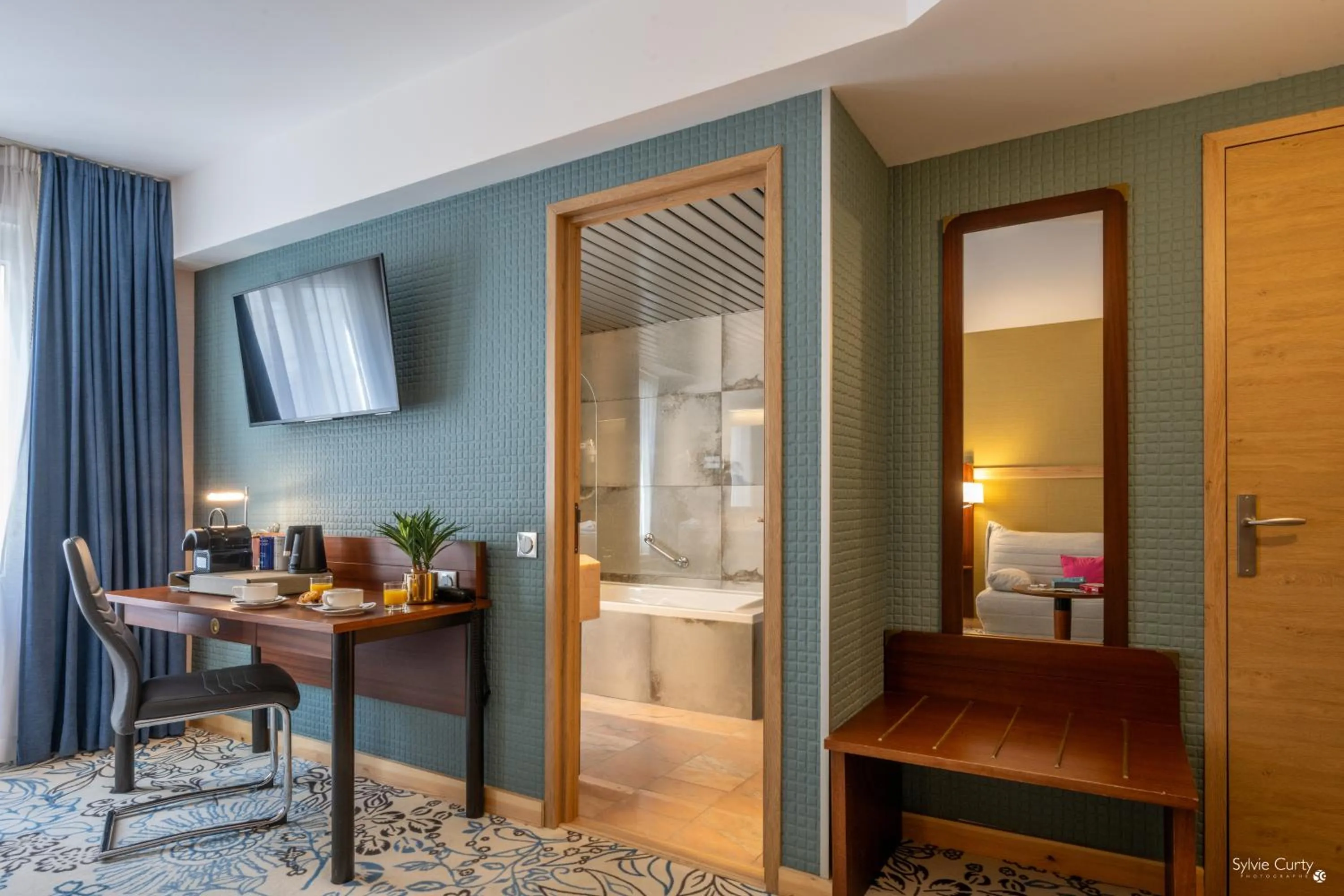 Photo of the whole room in Hôtel Le Yachtman, The Originals Collection