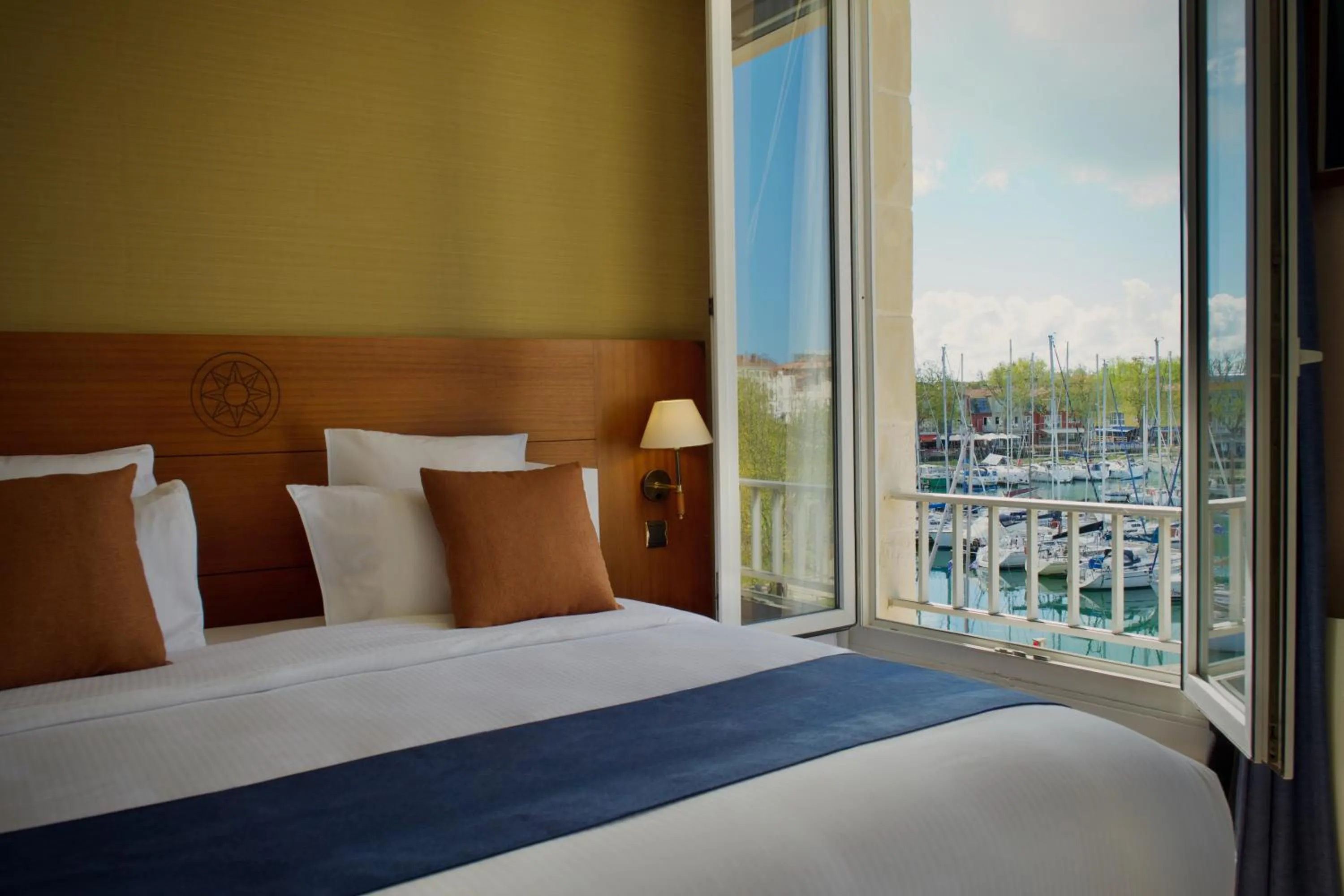 Sea view, Bed in Hôtel Le Yachtman, The Originals Collection