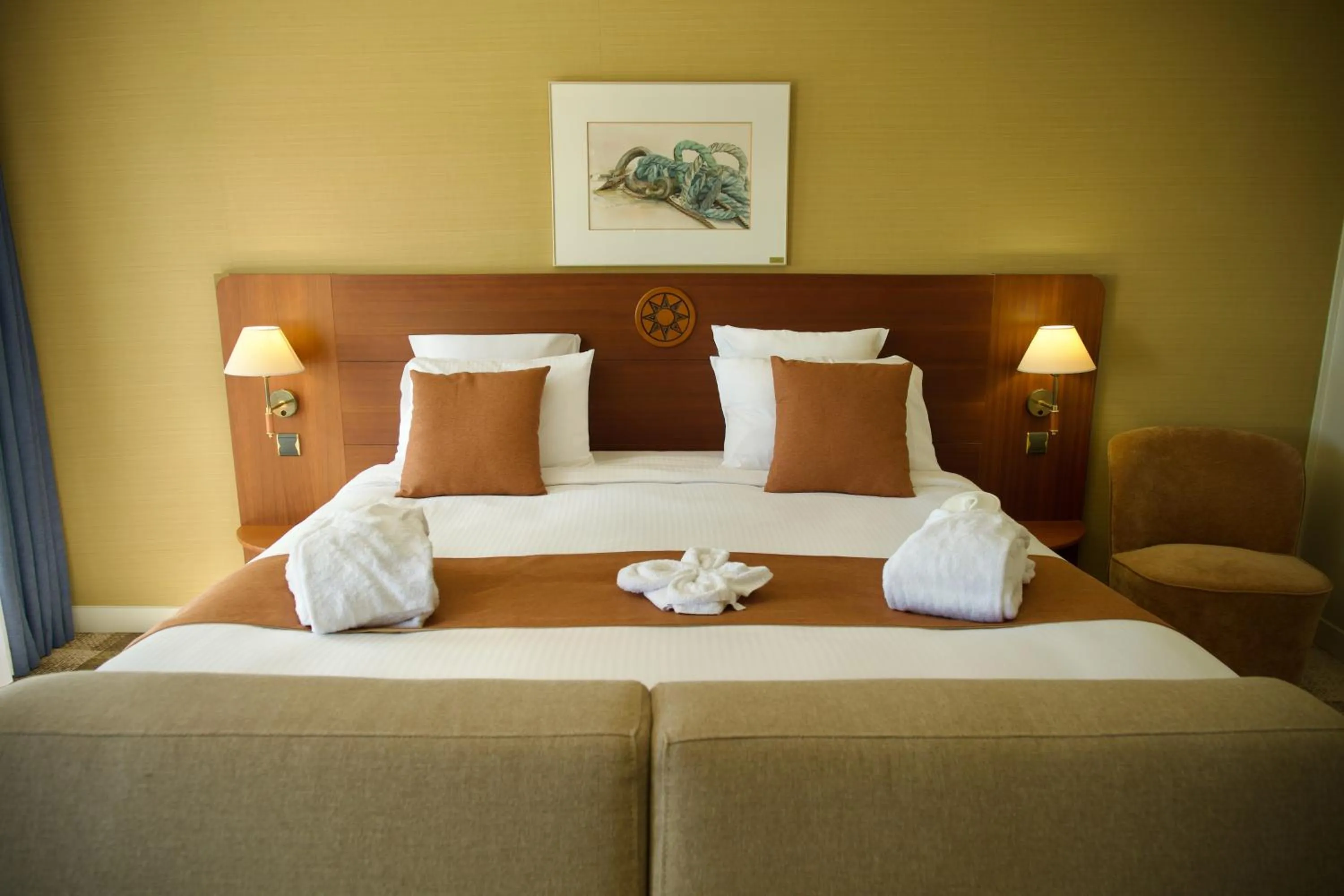 Bedroom, Bed in Hôtel Le Yachtman, The Originals Collection