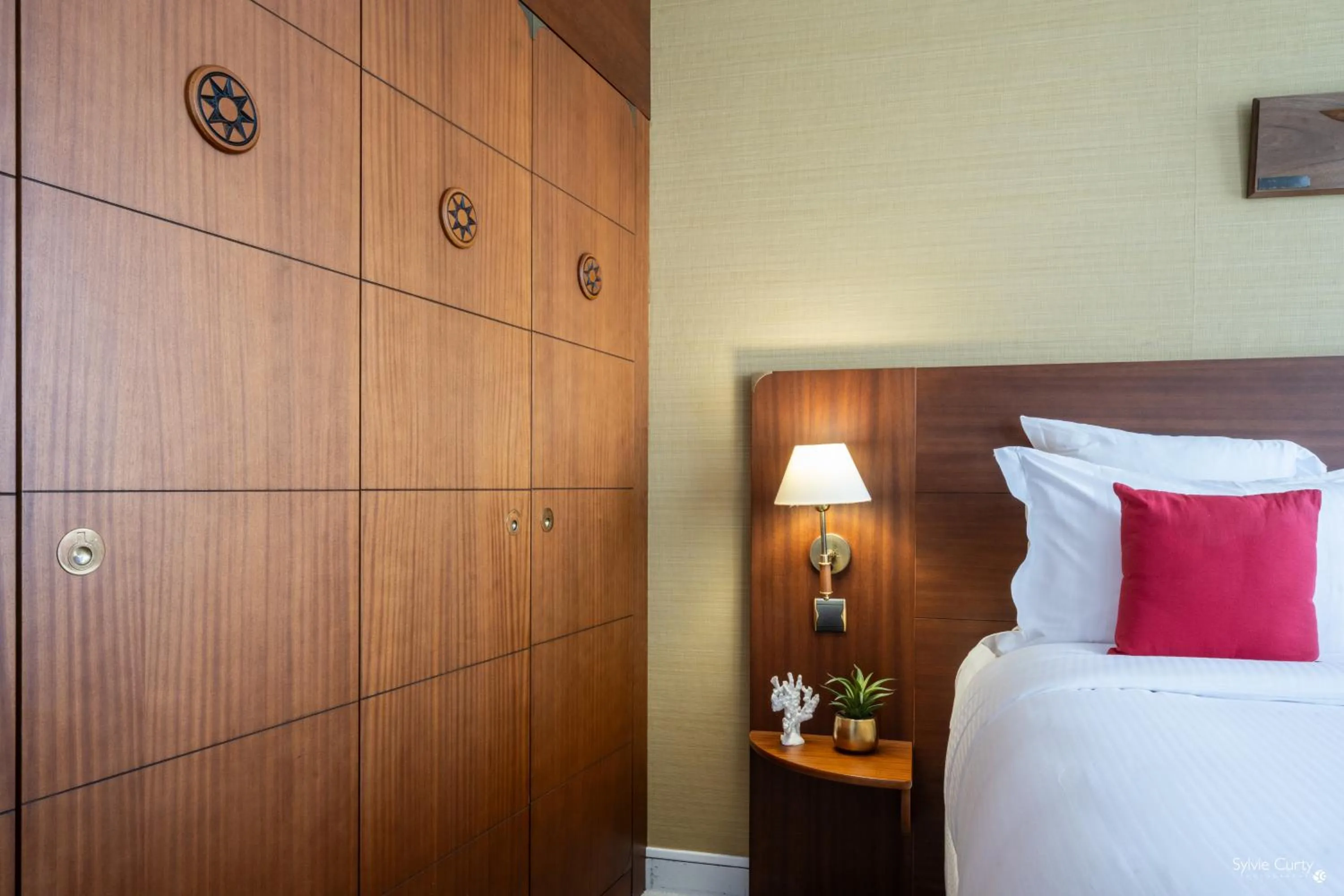 Bedroom, Bed in Hôtel Le Yachtman, The Originals Collection