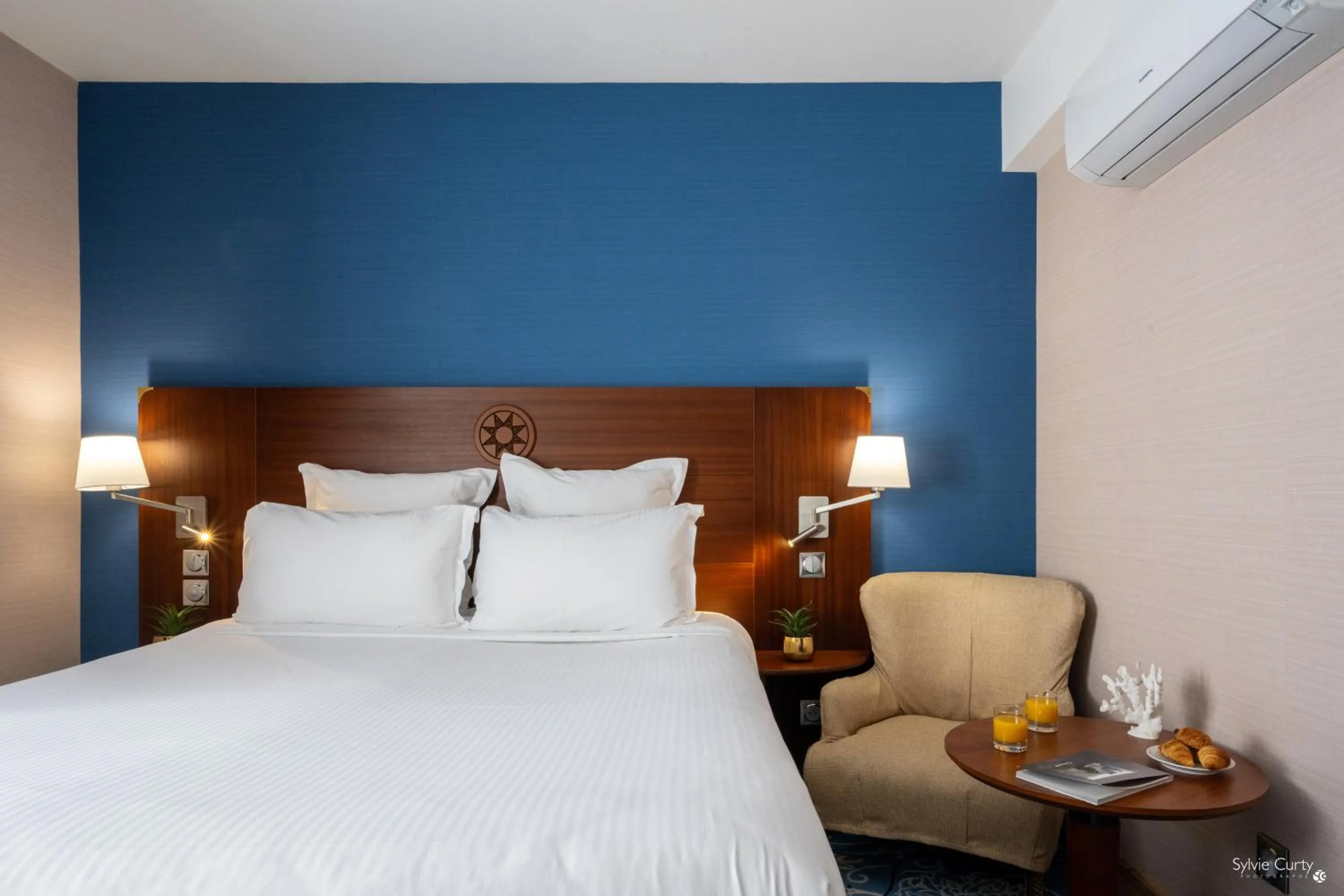 Bedroom, Bed in Hôtel Le Yachtman, The Originals Collection