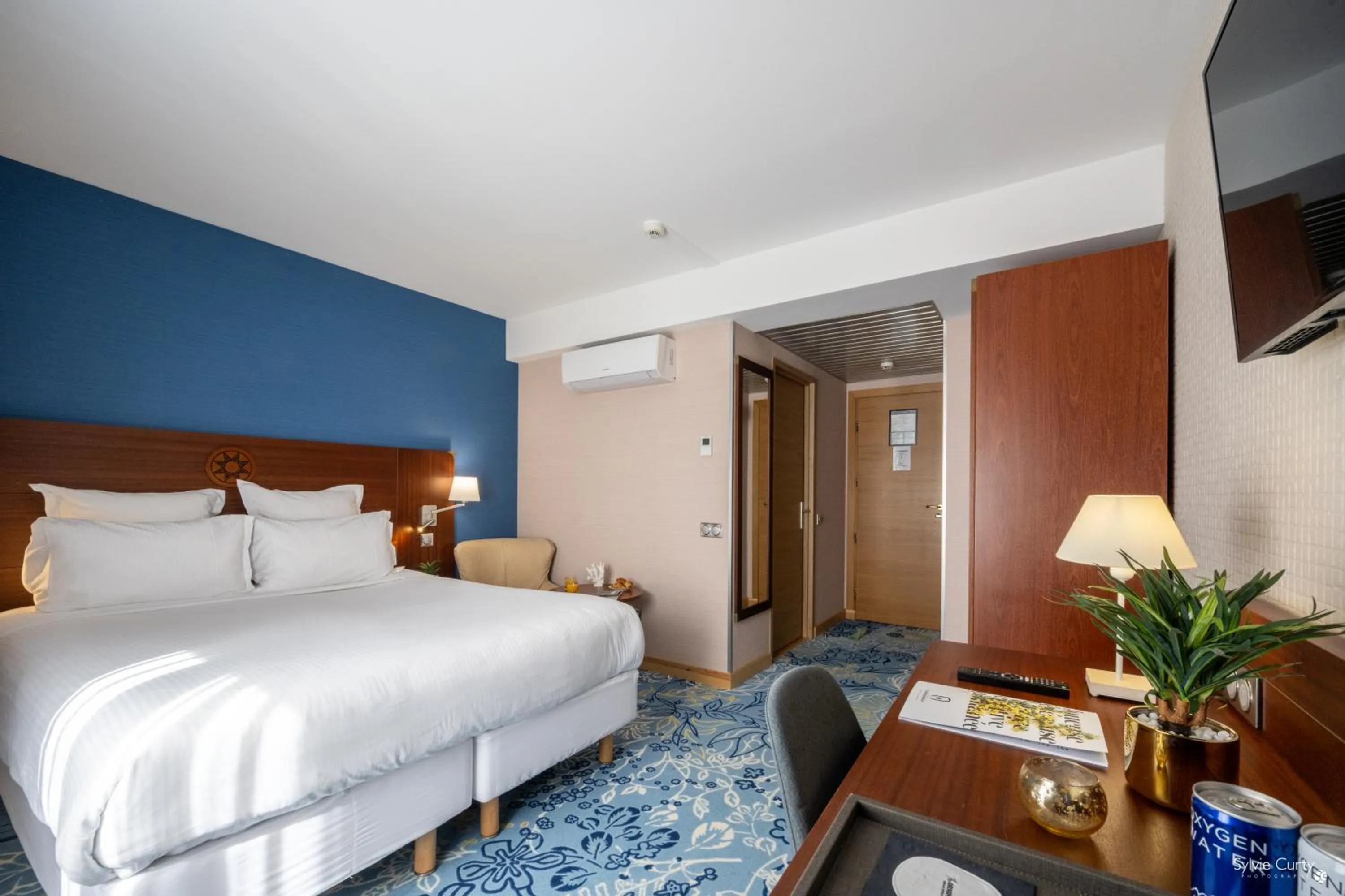 Photo of the whole room, Bed in Hôtel Le Yachtman, The Originals Collection