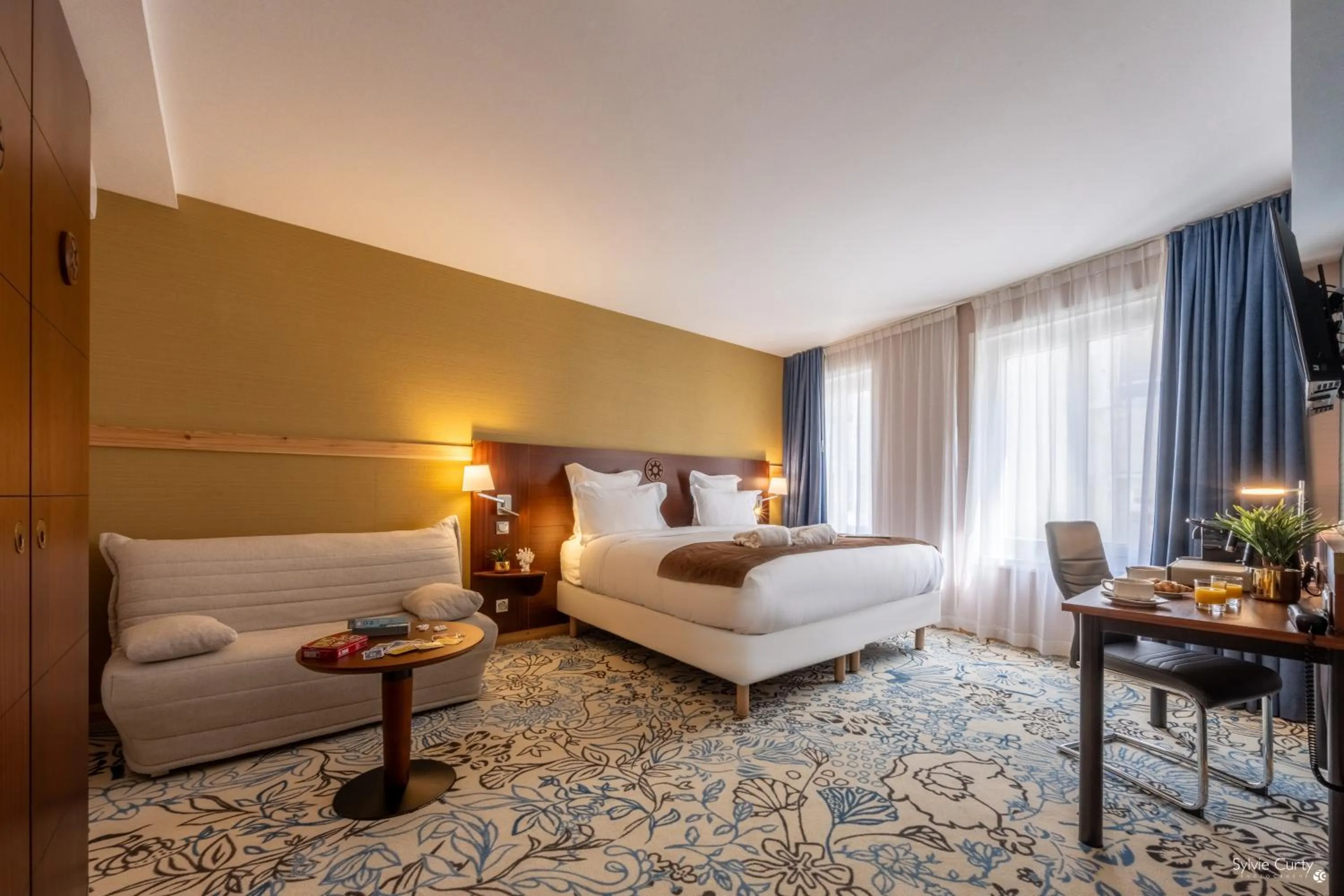 Bedroom, Bed in Hôtel Le Yachtman, The Originals Collection