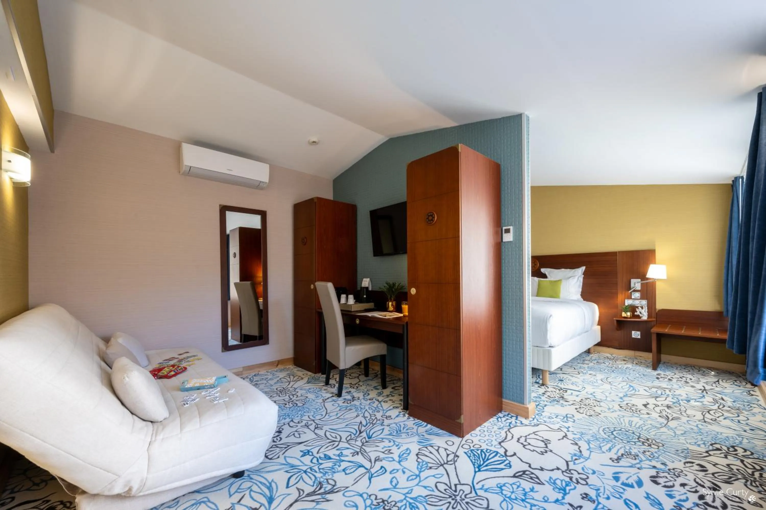 Bedroom, Bed in Hôtel Le Yachtman, The Originals Collection