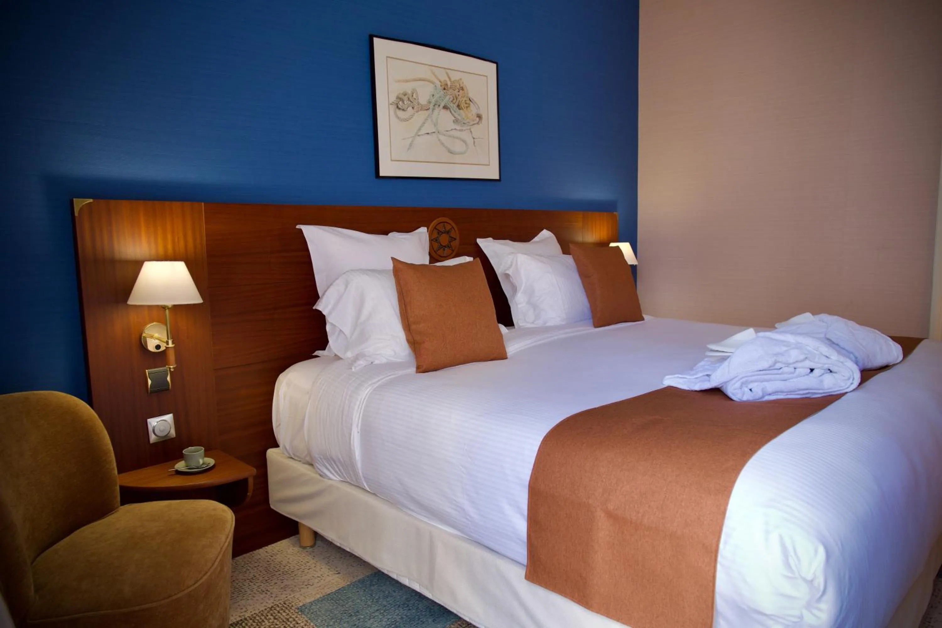 Bed in Hôtel Le Yachtman, The Originals Collection