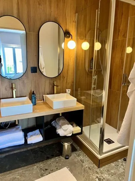 Bathroom in Hôtel Le Yachtman, The Originals Collection