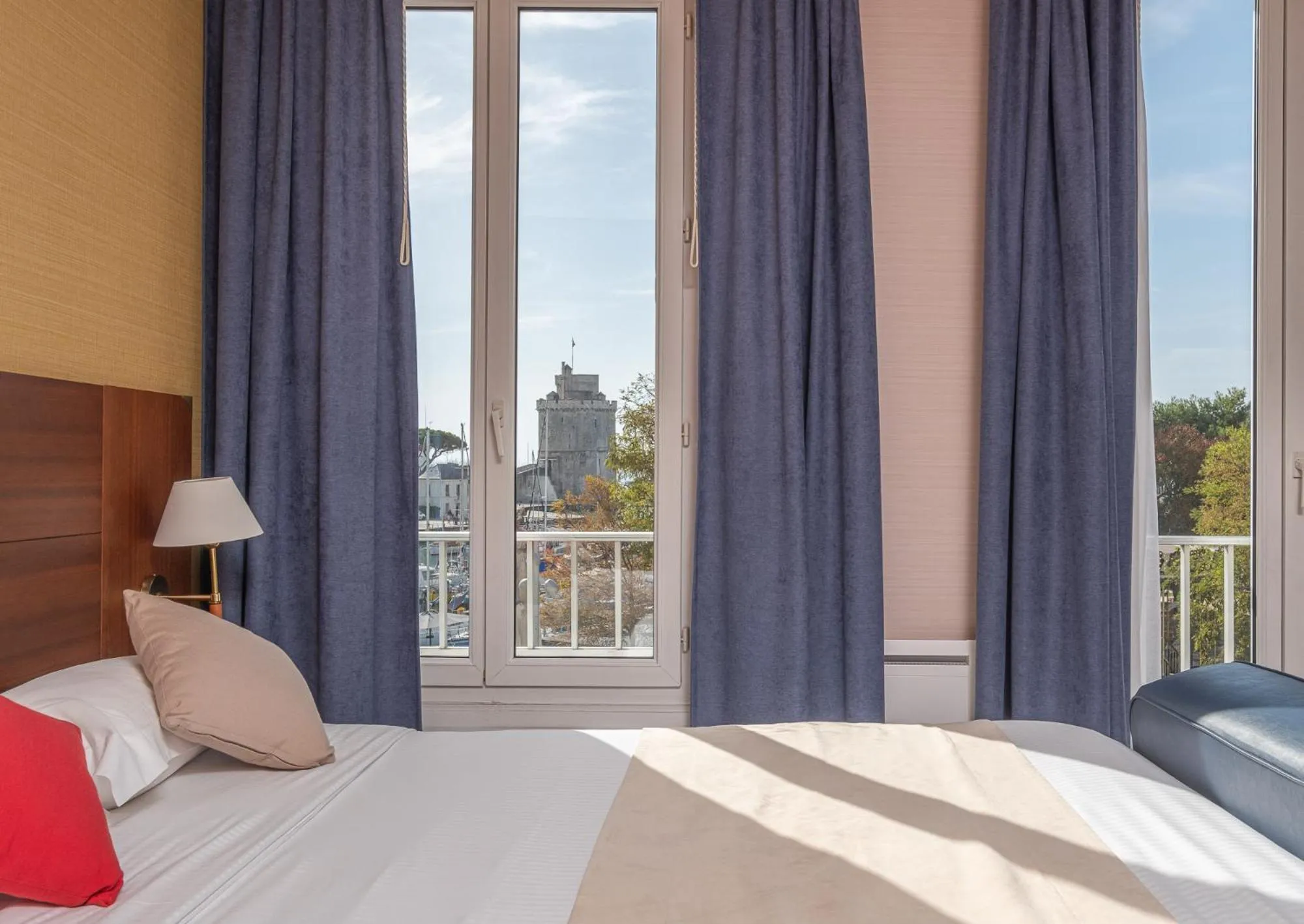 Photo of the whole room, Bed in Hôtel Le Yachtman, The Originals Collection