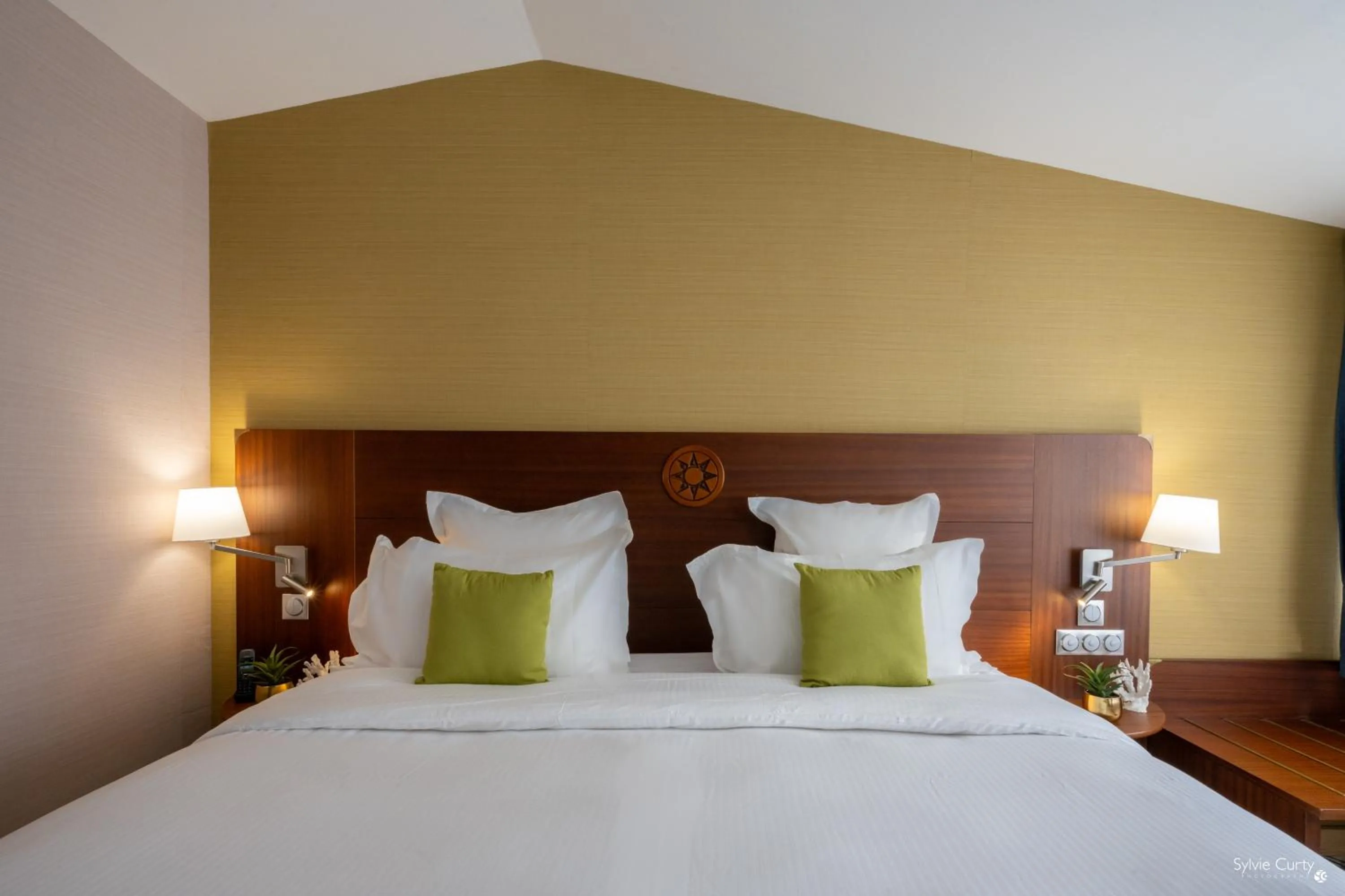 Bedroom, Bed in Hôtel Le Yachtman, The Originals Collection