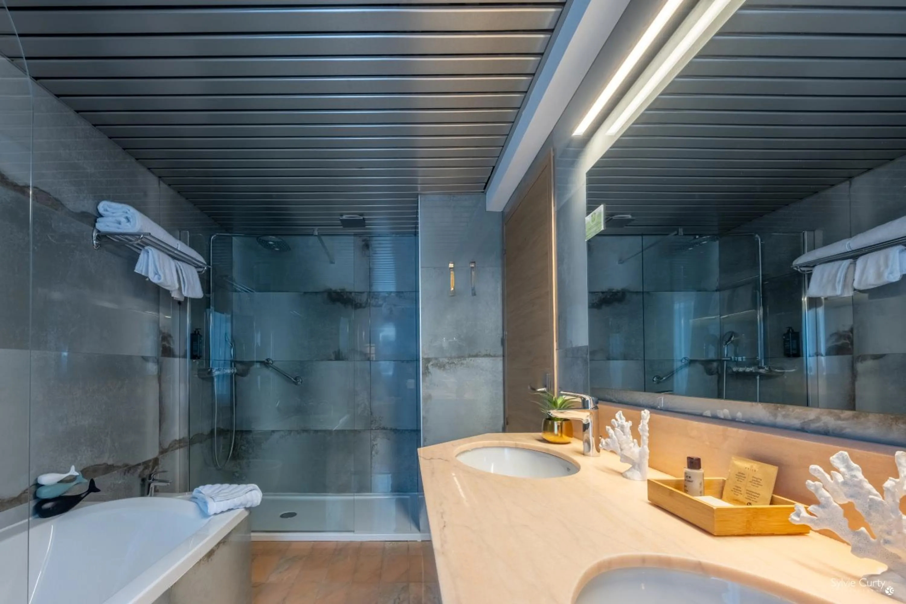 Bathroom in Hôtel Le Yachtman, The Originals Collection