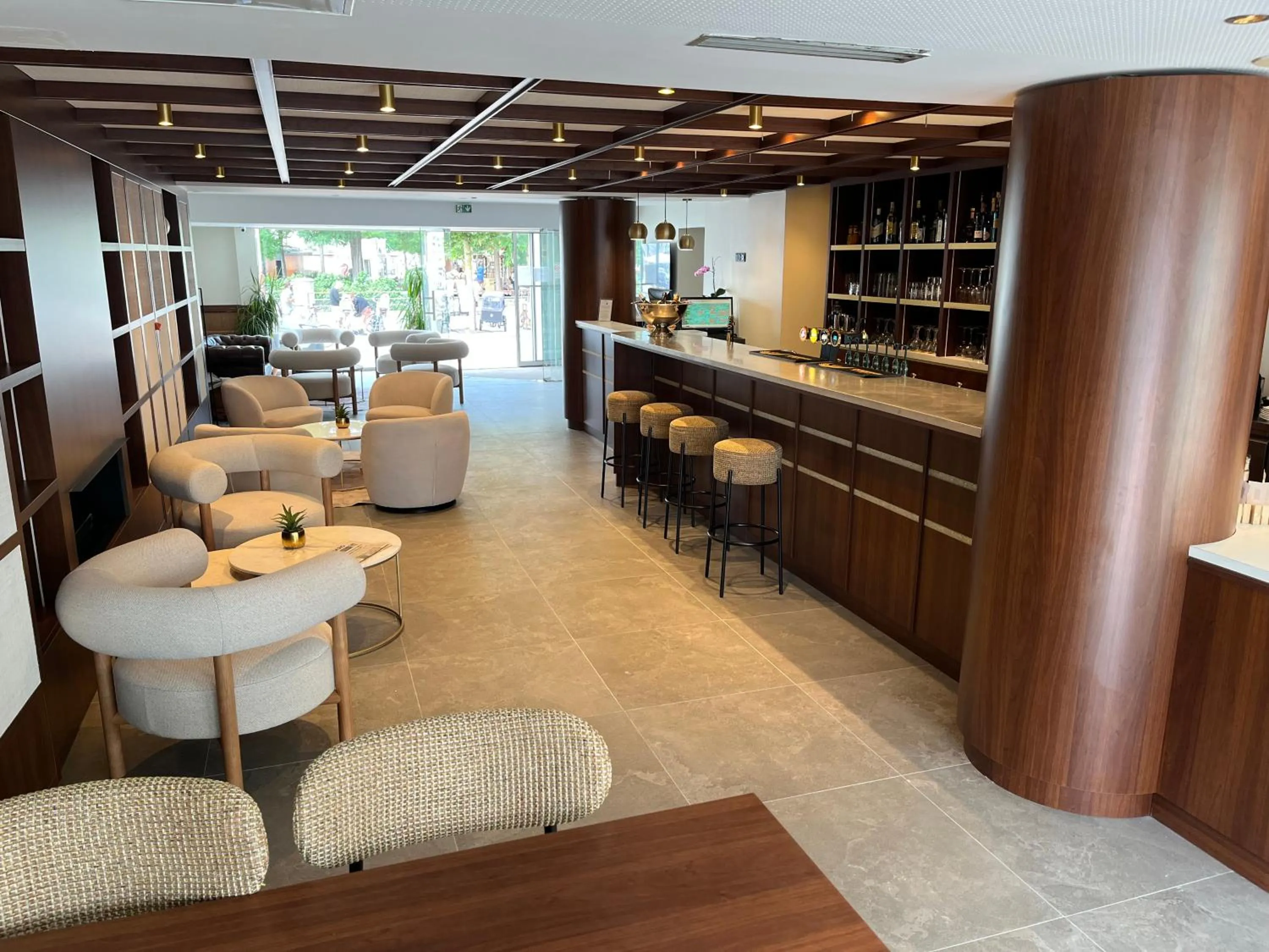 Lounge or bar in Hôtel Le Yachtman, The Originals Collection