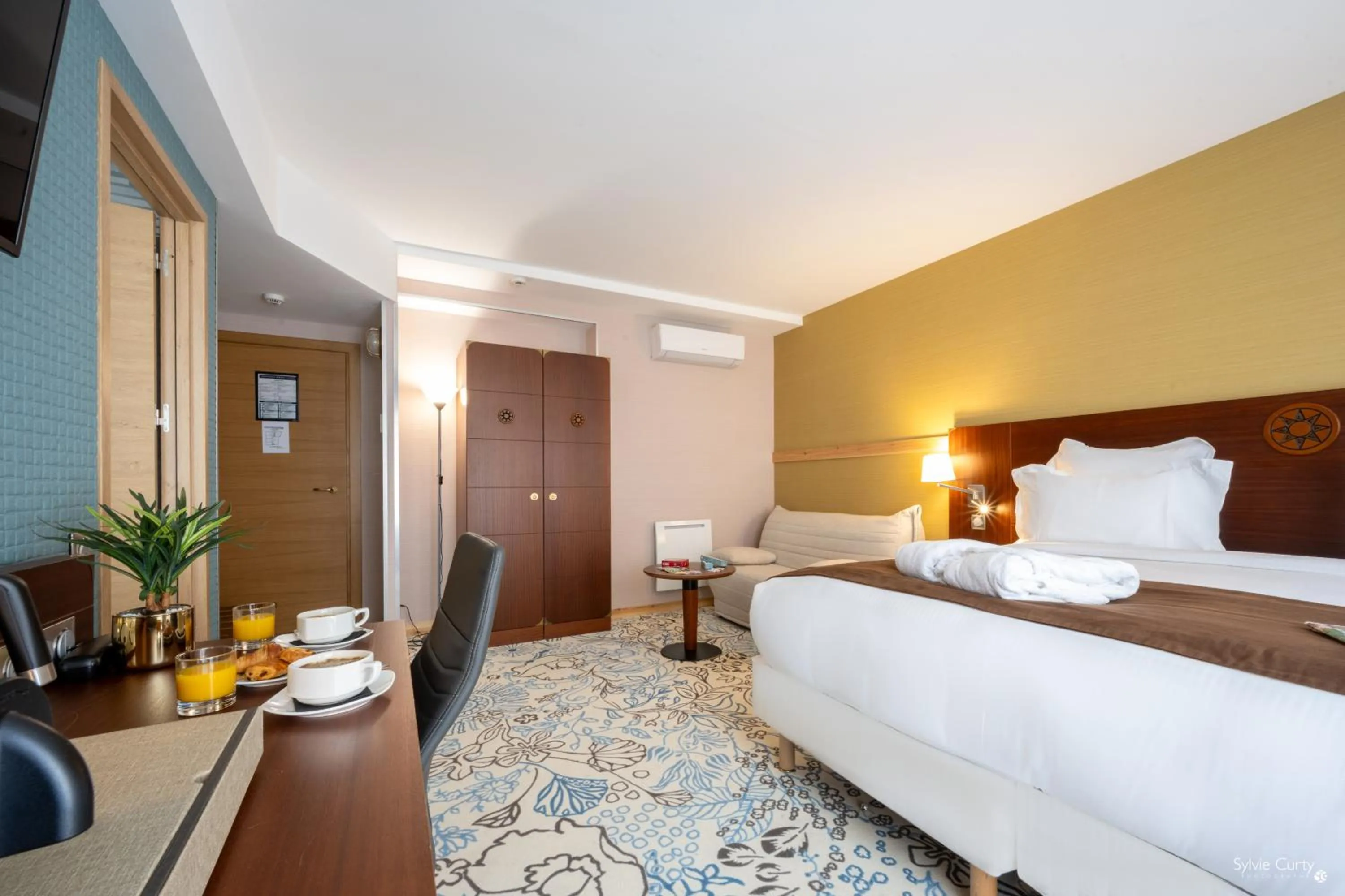 Bed in Hôtel Le Yachtman, The Originals Collection