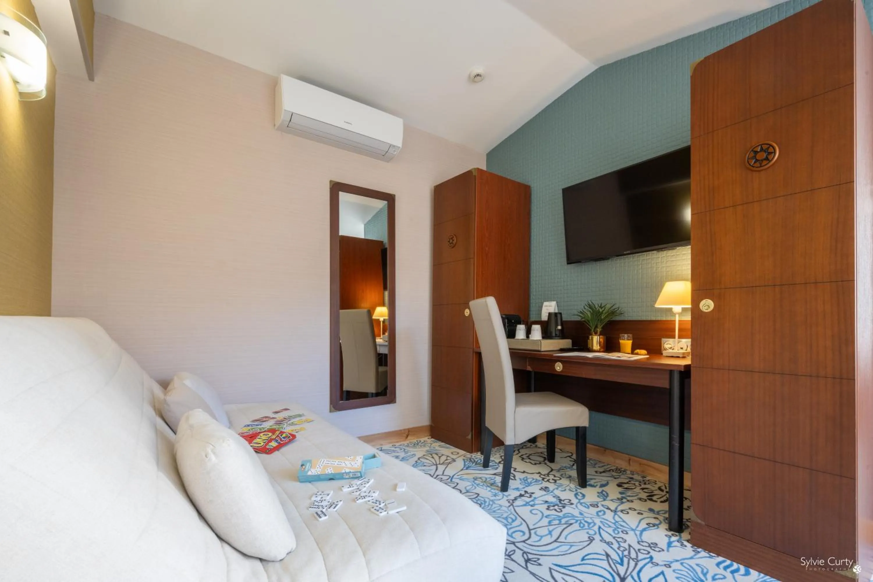 Communal lounge/ TV room in Hôtel Le Yachtman, The Originals Collection