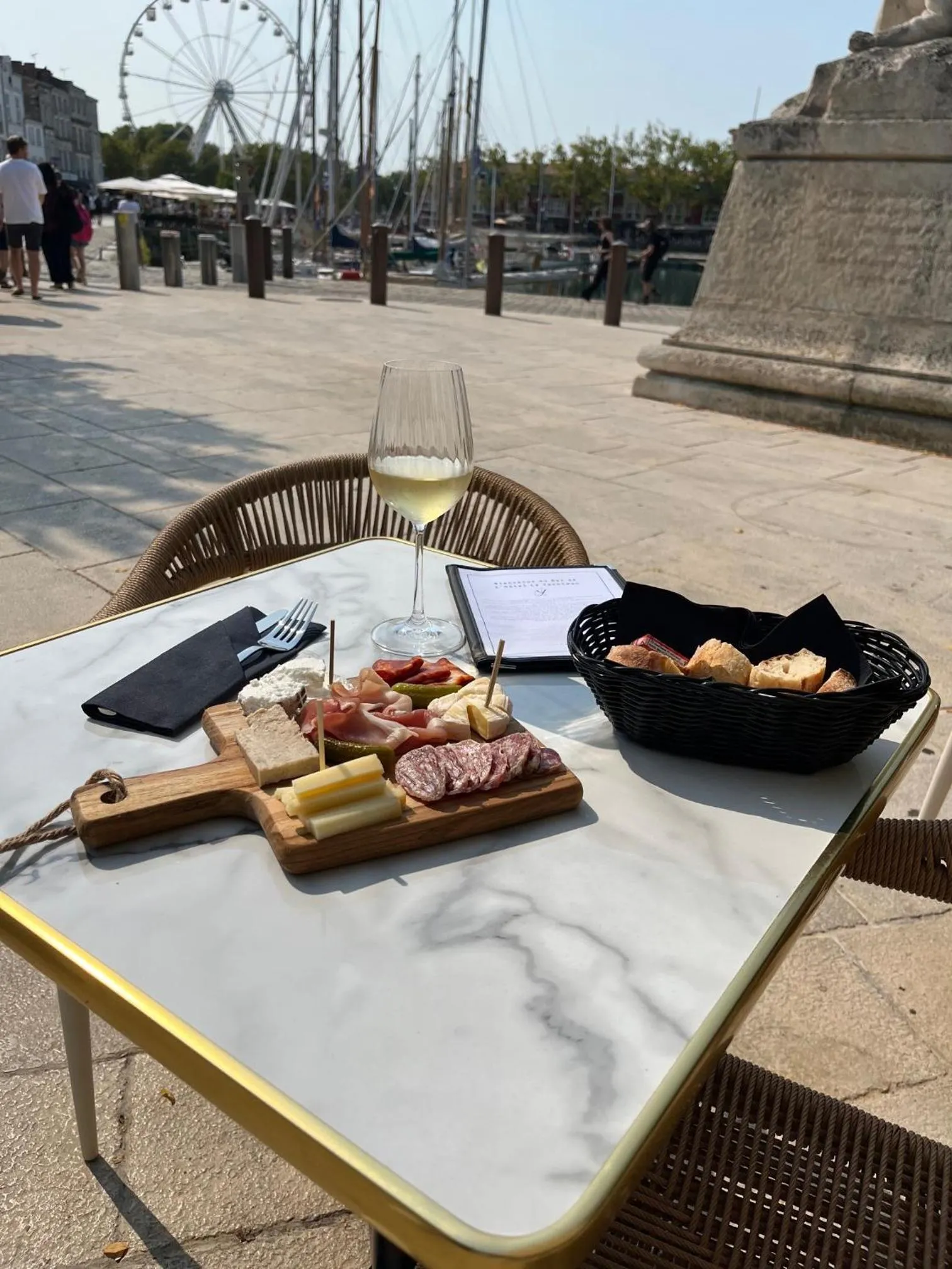 Lounge or bar in Hôtel Le Yachtman, The Originals Collection