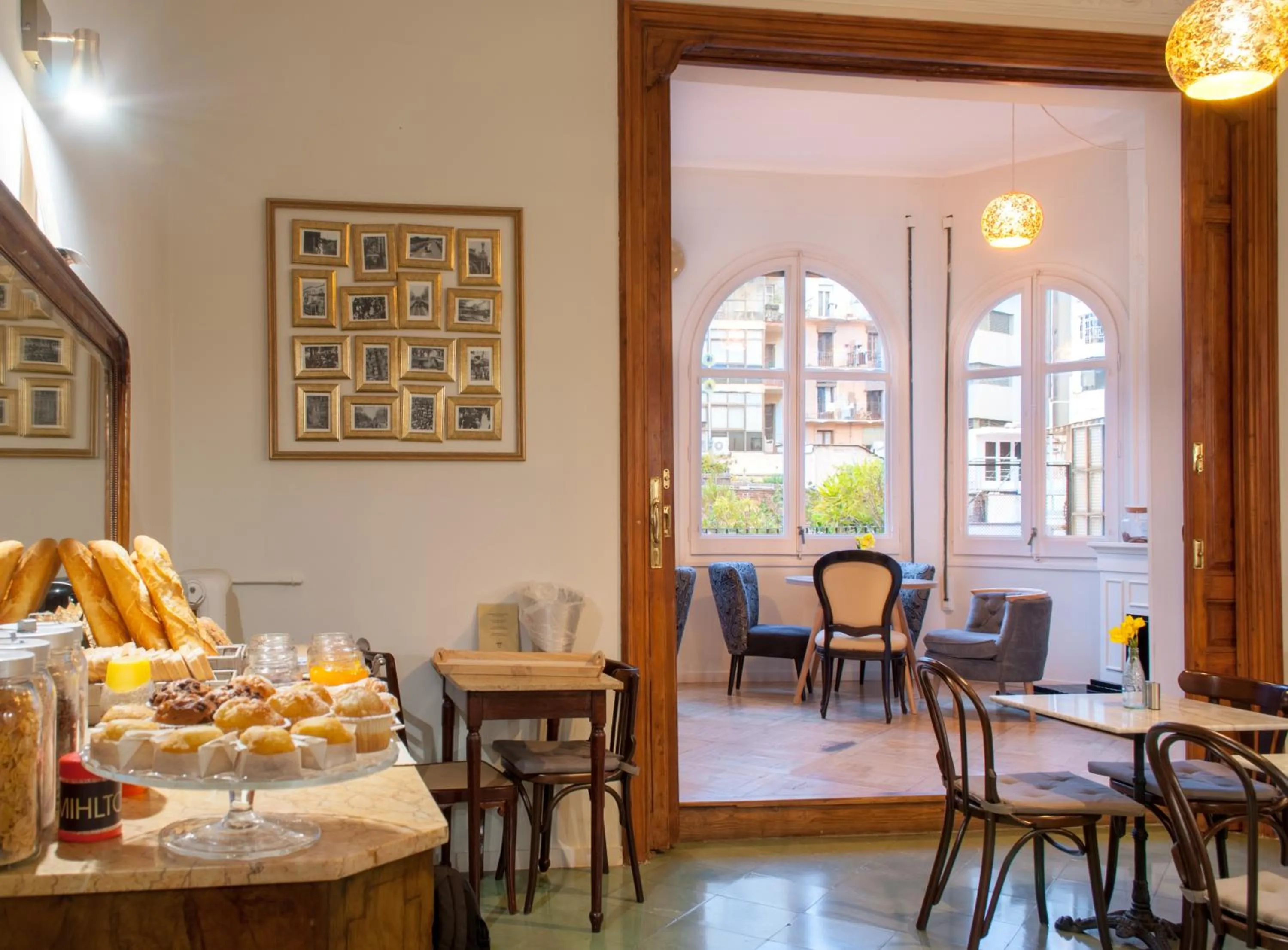 Communal lounge/ TV room in Mihlton Barcelona Boutique B&B