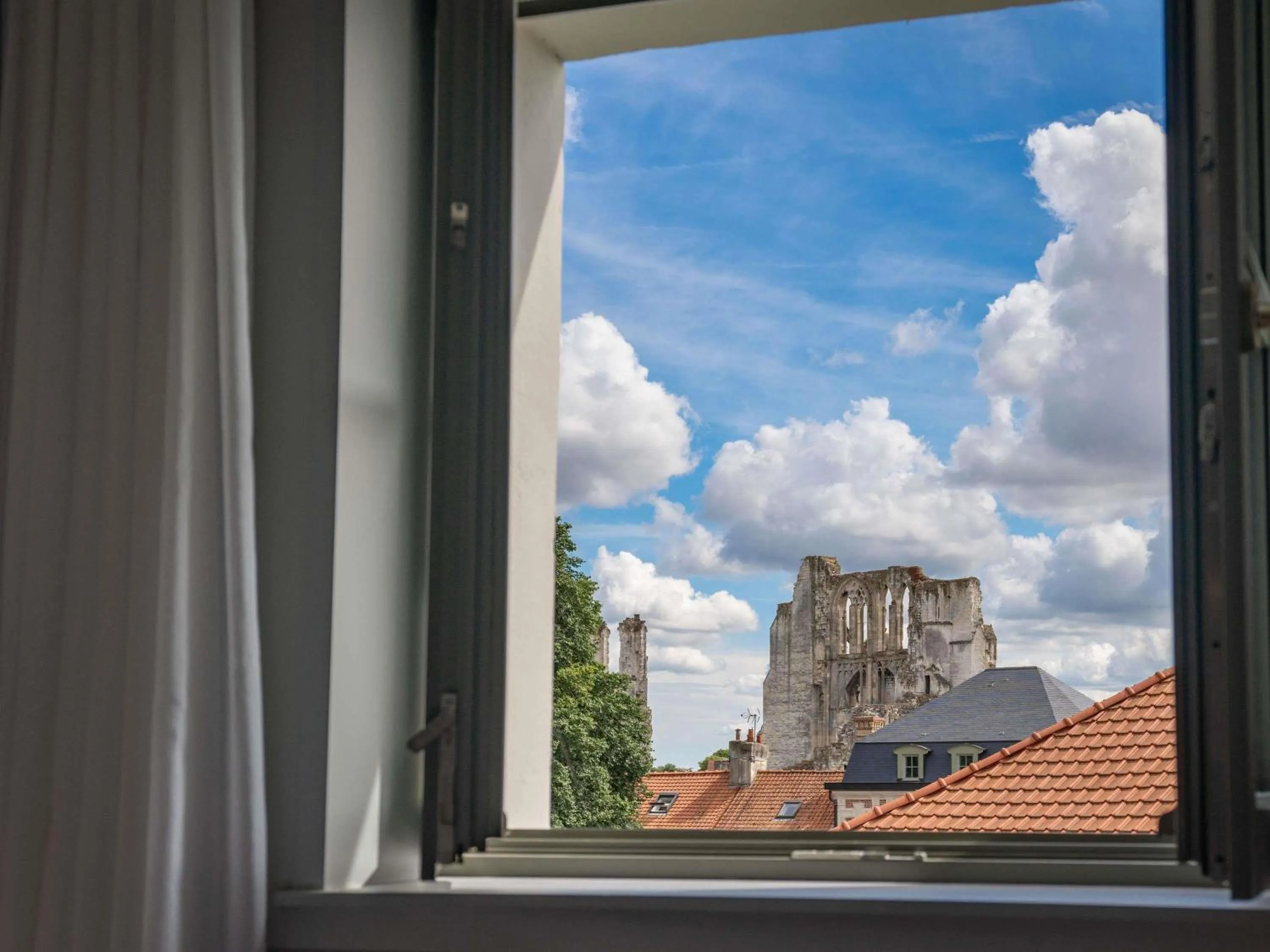 Bedroom in Mercure Saint Omer Centre Gare