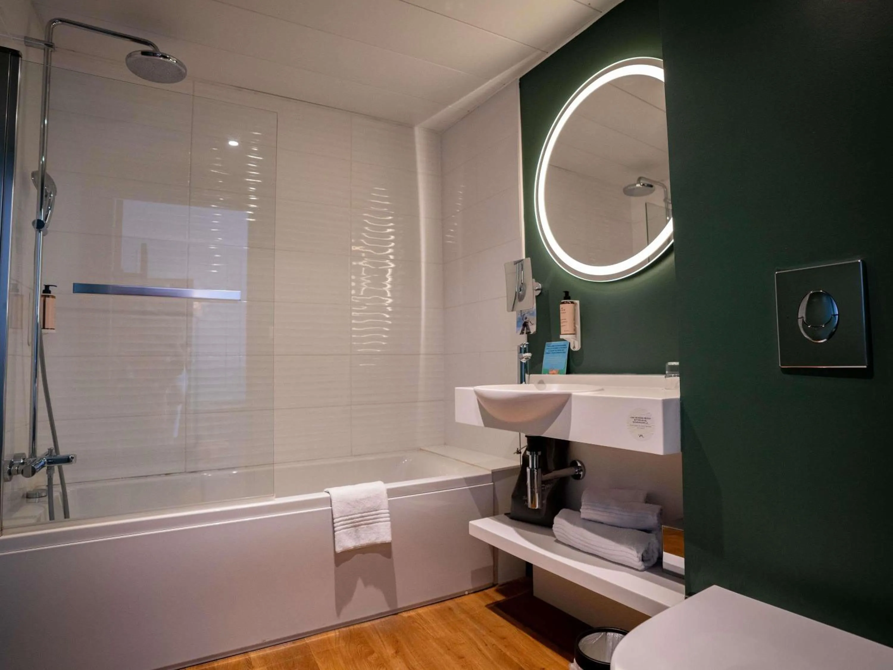 Bedroom in Mercure Saint Omer Centre Gare