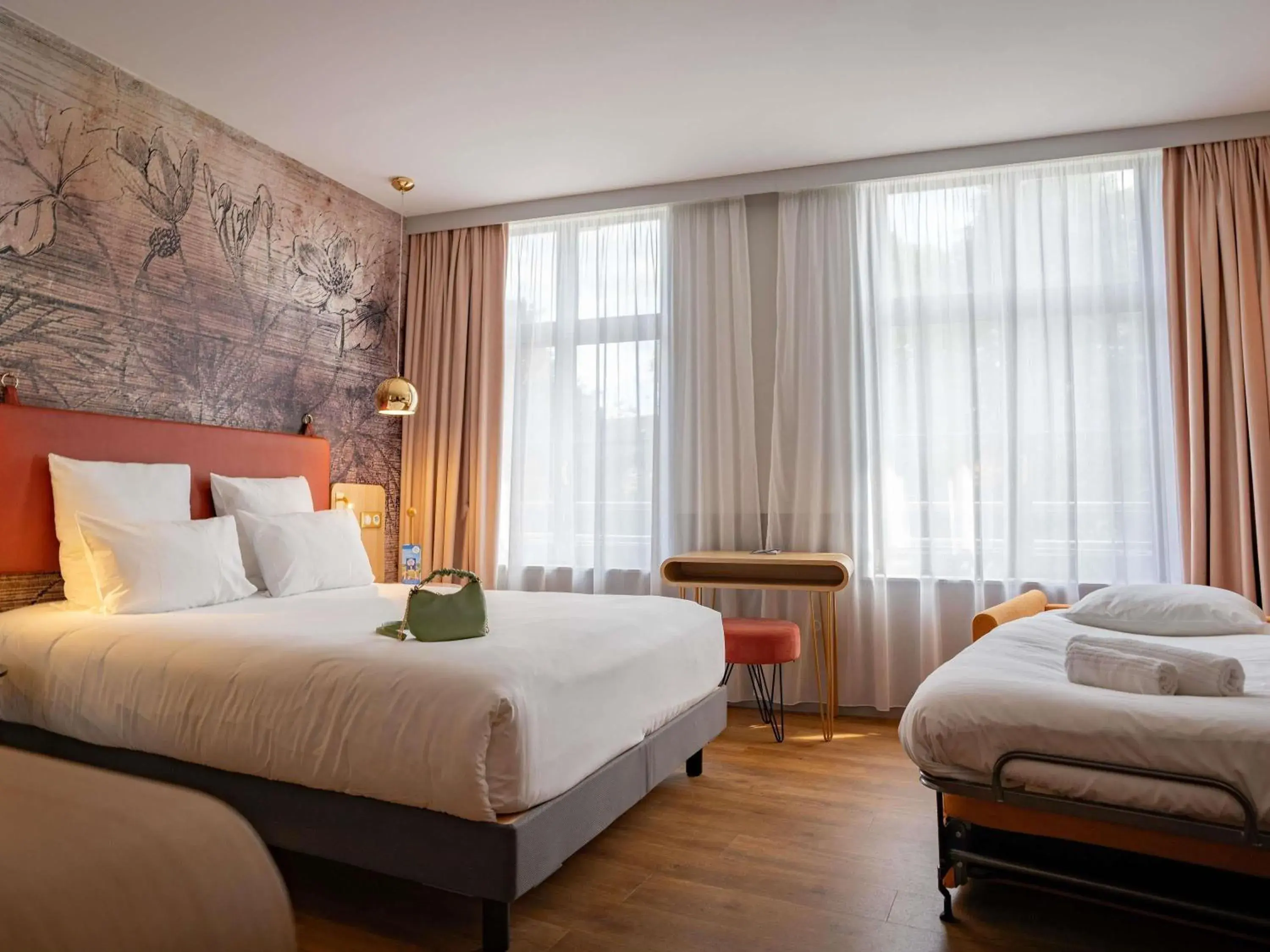 Bedroom, Bed in Mercure Saint Omer Centre Gare Bedroom, Bed in Mercure Saint Omer Centre Gare