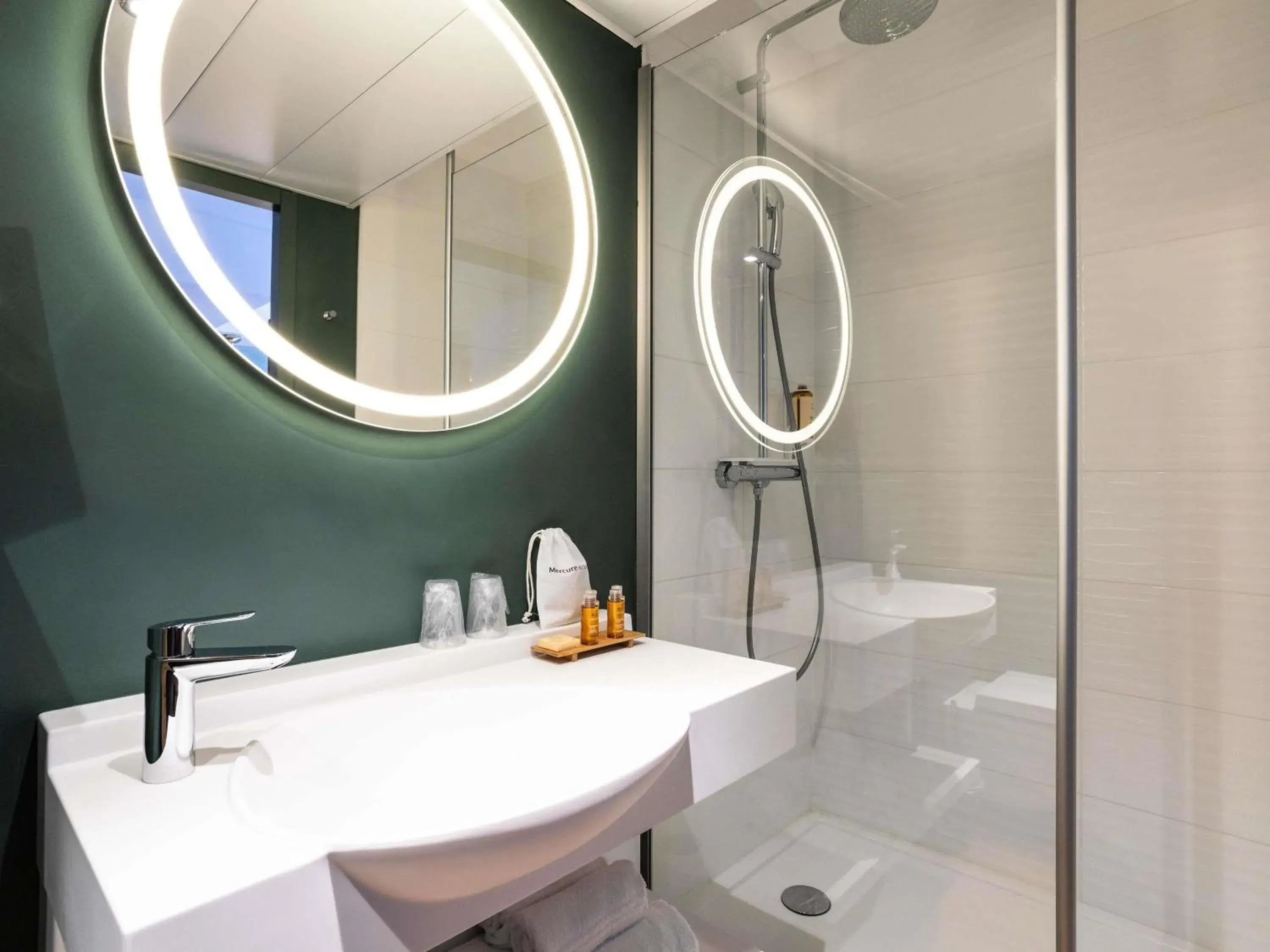 Bedroom in Mercure Saint Omer Centre Gare Bedroom in Mercure Saint Omer Centre Gare