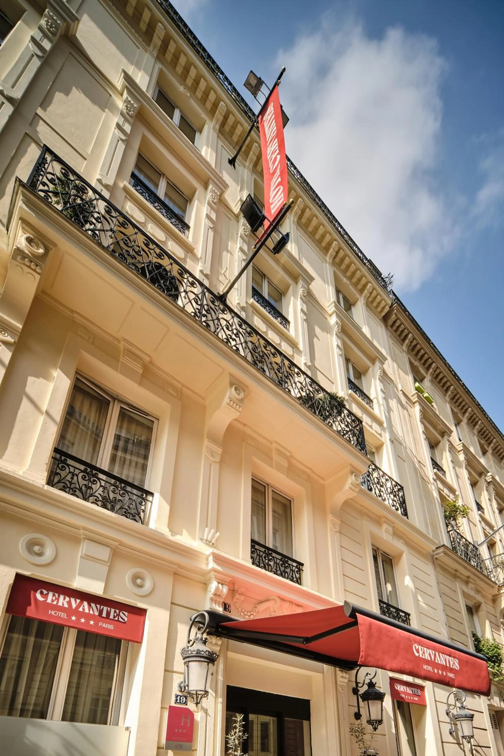 Facade/entrance in Hotel Cervantes by Happyculture