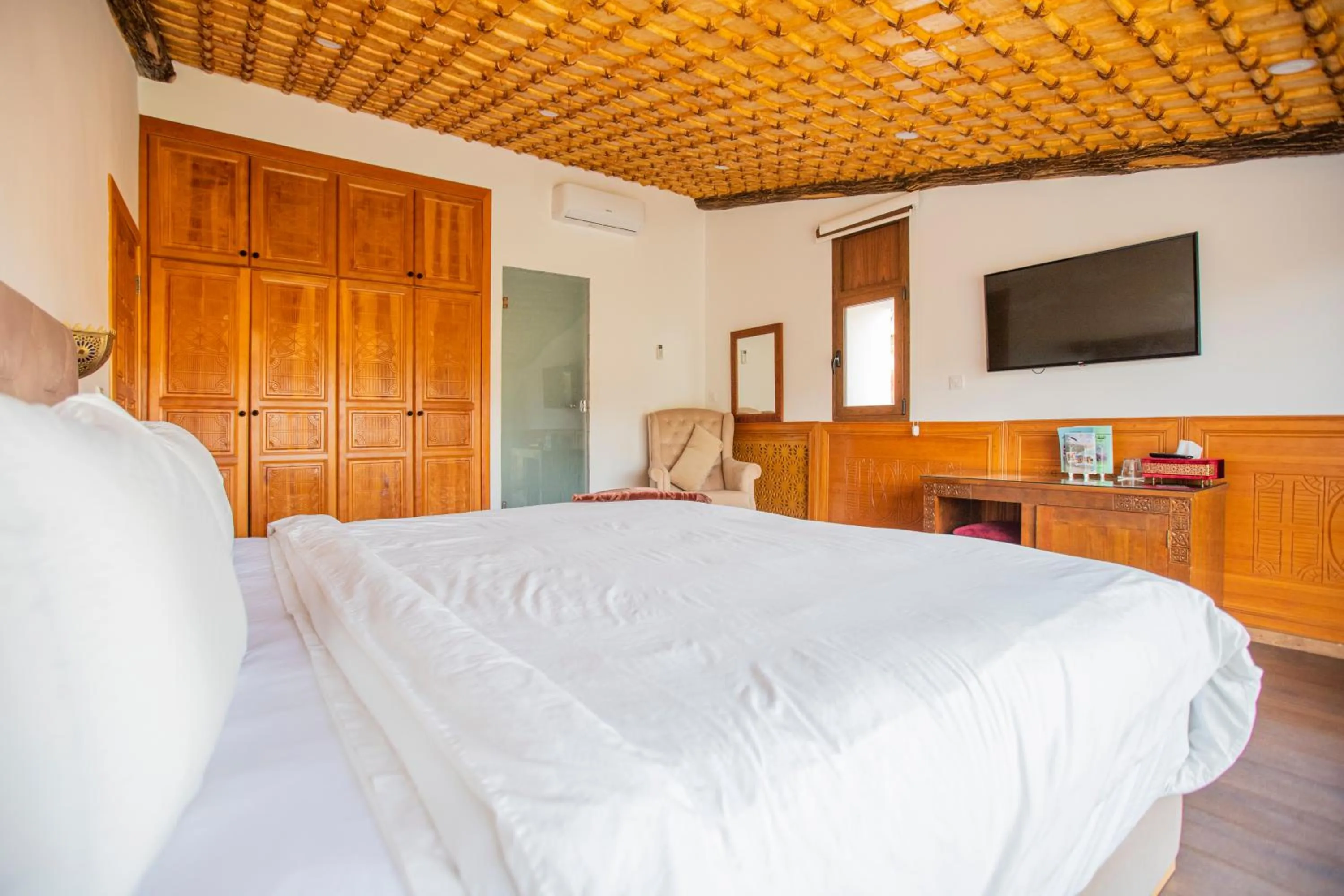 Communal lounge/ TV room, Bed in Dar Zayane