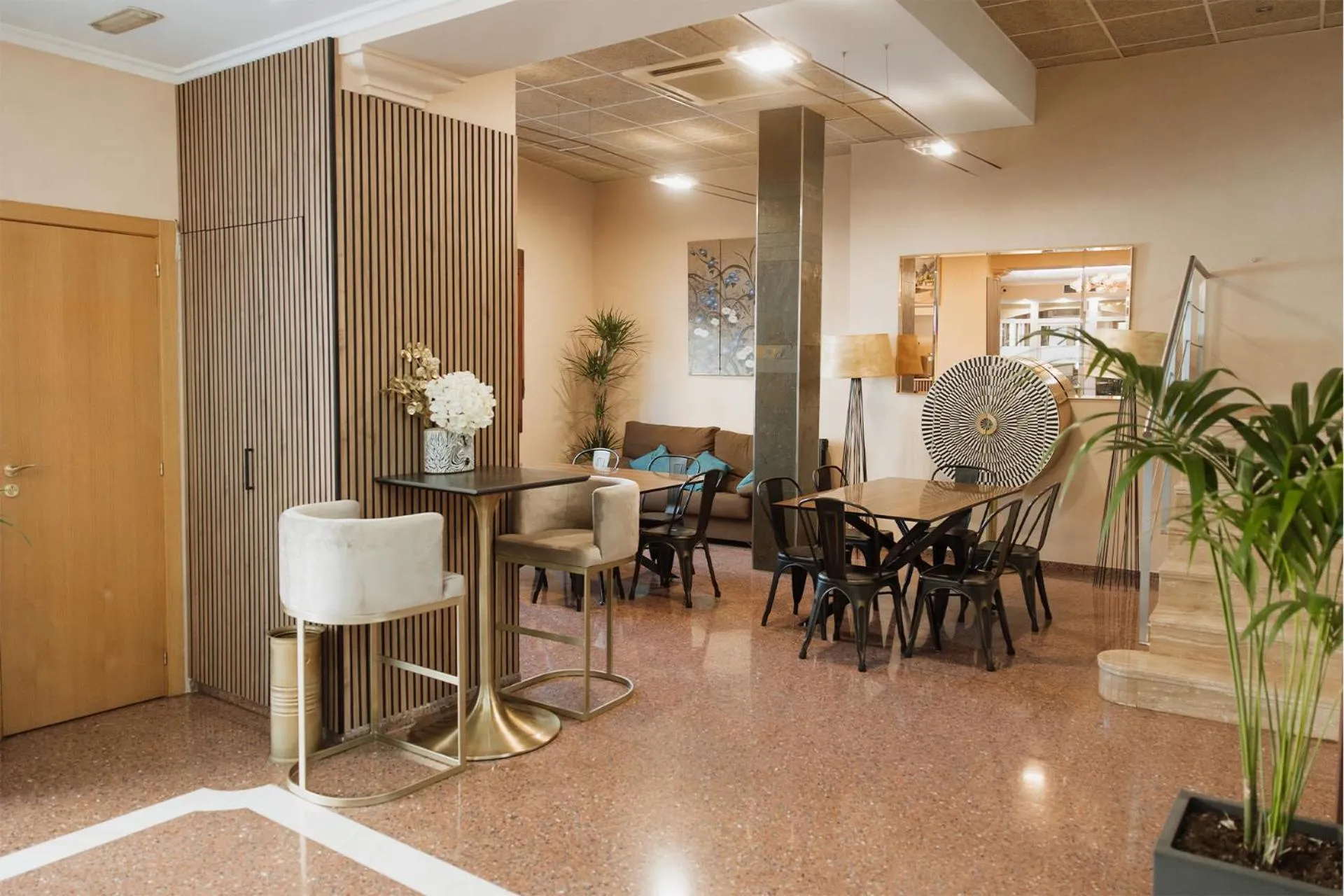 Communal lounge/ TV room in Hotel Anna